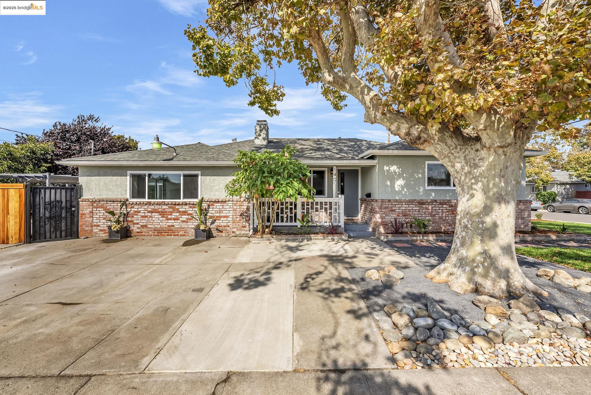 Detail Gallery Image 3 of 59 For 1401 via Coralla, San Lorenzo,  CA 94580 - 4 Beds | 2/1 Baths