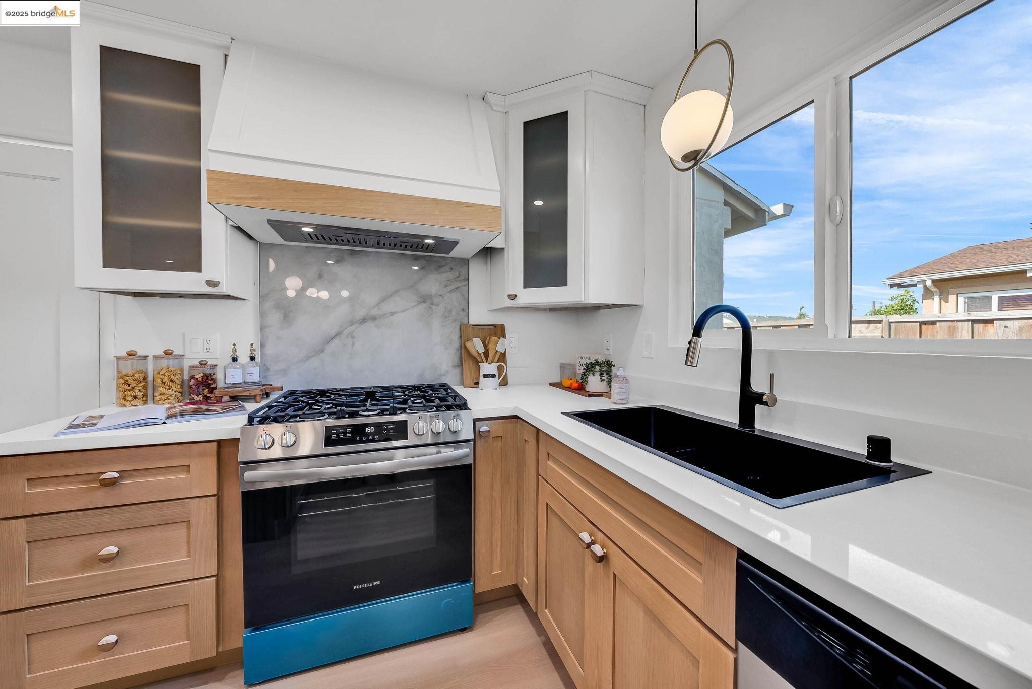 Detail Gallery Image 23 of 59 For 1401 via Coralla, San Lorenzo,  CA 94580 - 4 Beds | 2/1 Baths