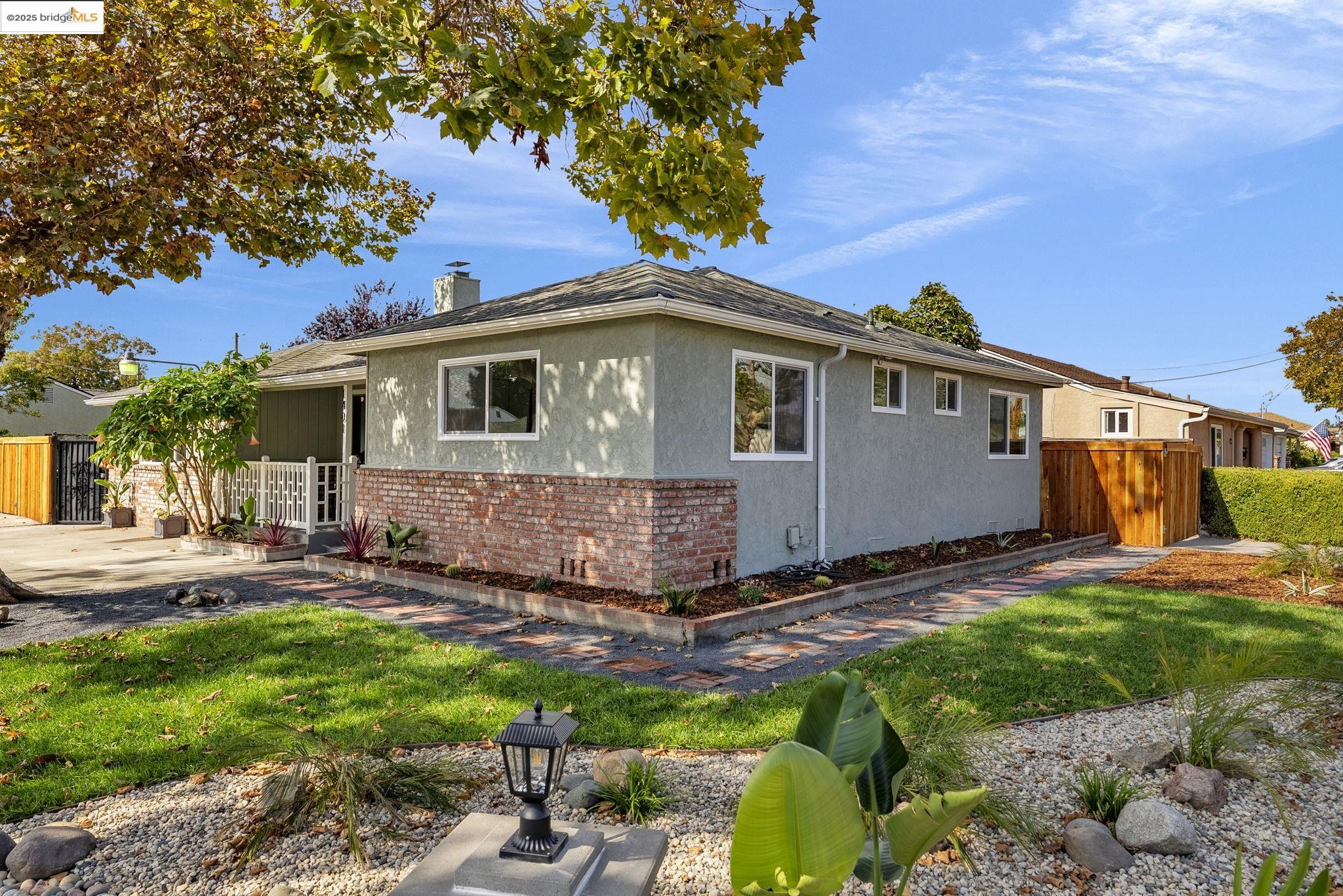 Detail Gallery Image 5 of 59 For 1401 via Coralla, San Lorenzo,  CA 94580 - 4 Beds | 2/1 Baths