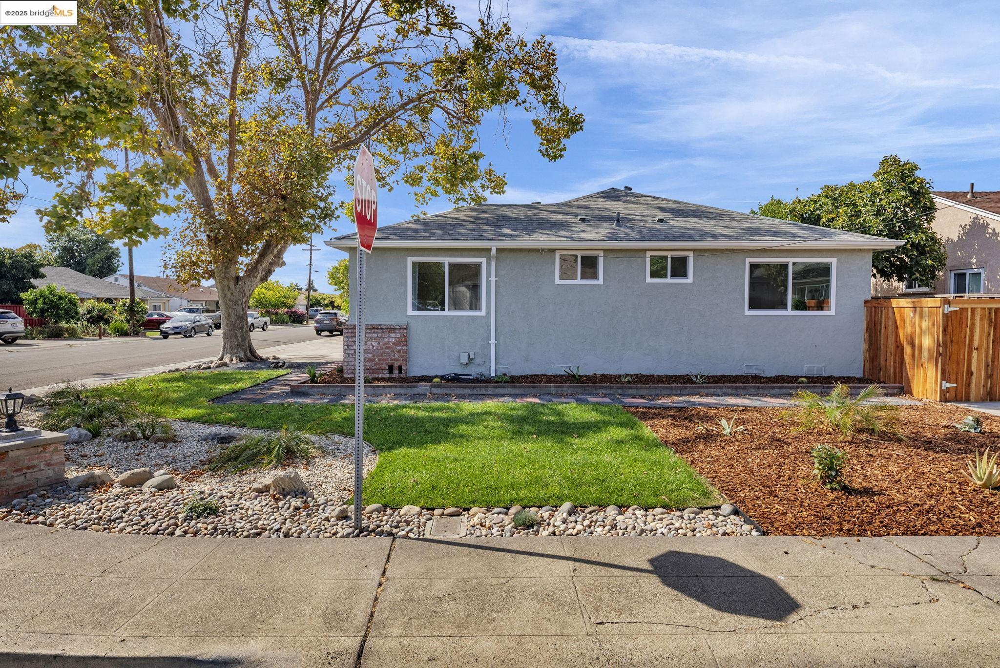 Detail Gallery Image 6 of 59 For 1401 via Coralla, San Lorenzo,  CA 94580 - 4 Beds | 2/1 Baths