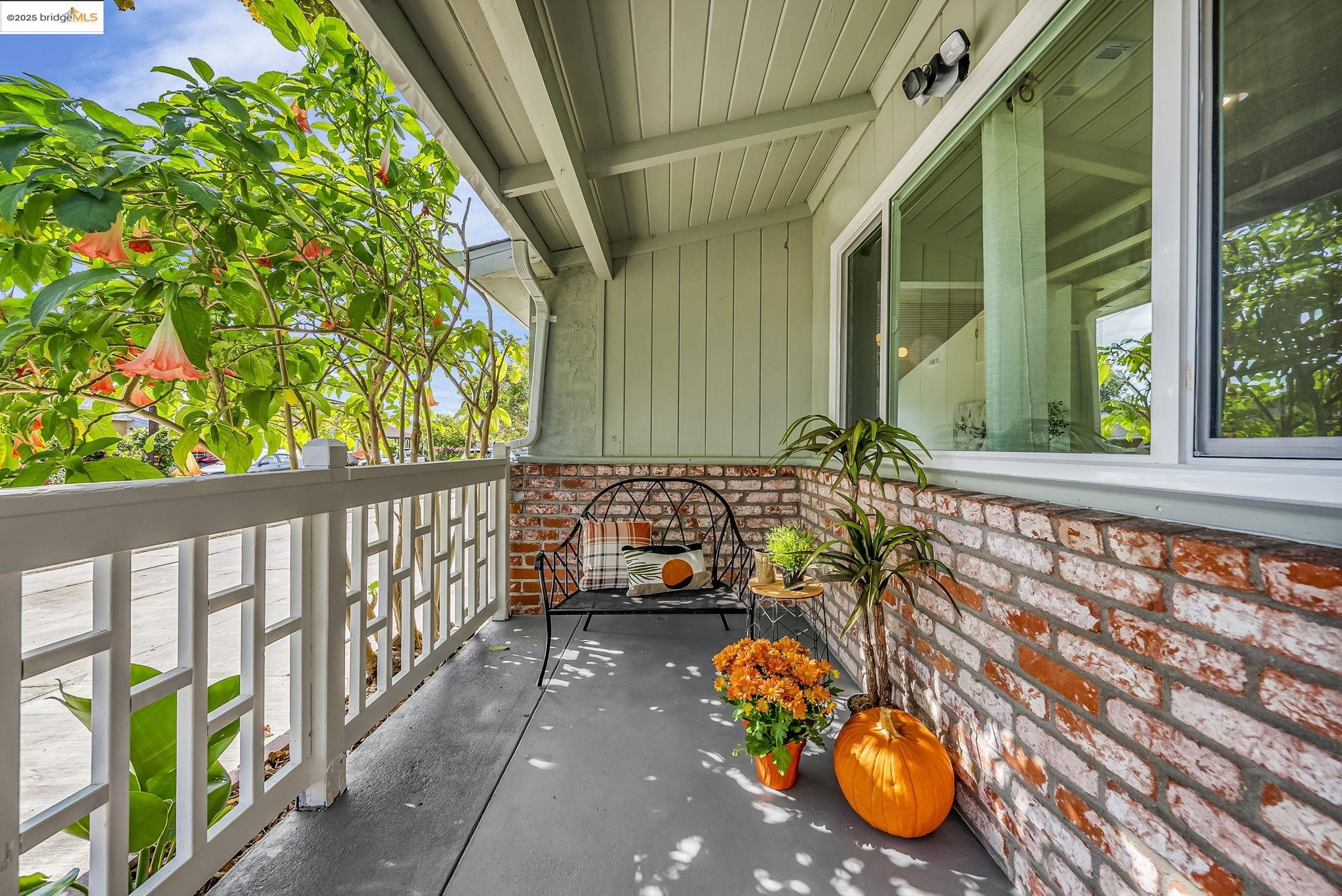 Detail Gallery Image 9 of 59 For 1401 via Coralla, San Lorenzo,  CA 94580 - 4 Beds | 2/1 Baths
