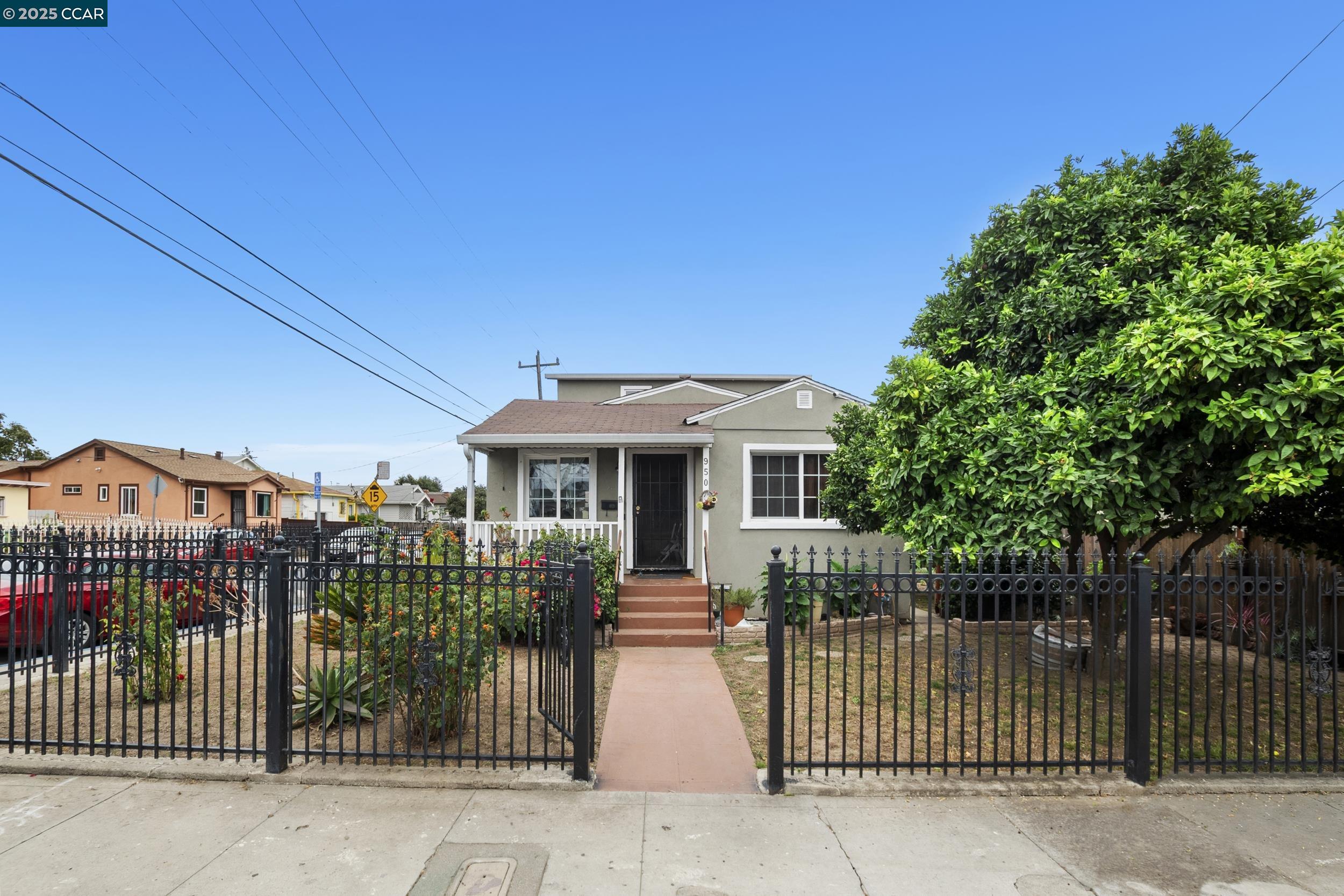 Detail Gallery Image 3 of 37 For 950 Blenheim St, Oakland,  CA 94603 - 3 Beds | 1/1 Baths