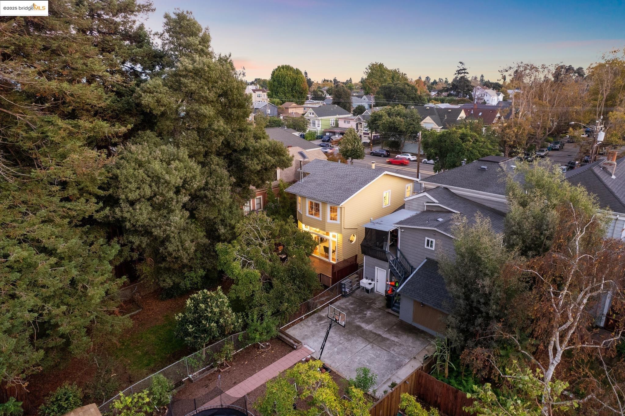 Detail Gallery Image 7 of 52 For 1017 Lincoln Ave, Alameda,  CA 94501 - 5 Beds | 2 Baths