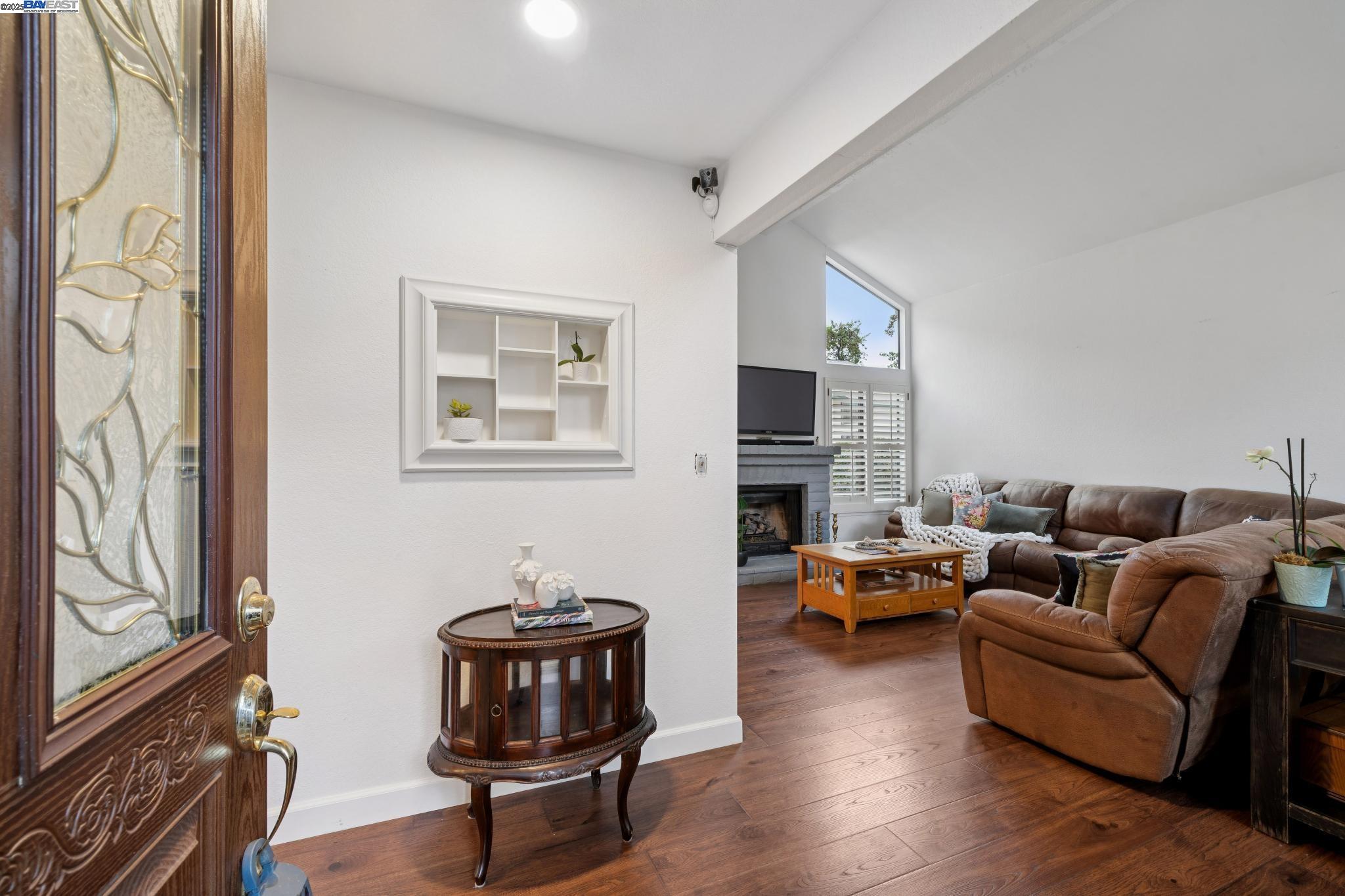 Detail Gallery Image 3 of 9 For 510 Lagunaria Lane, Alameda,  CA 94502 - 3 Beds | 2/1 Baths