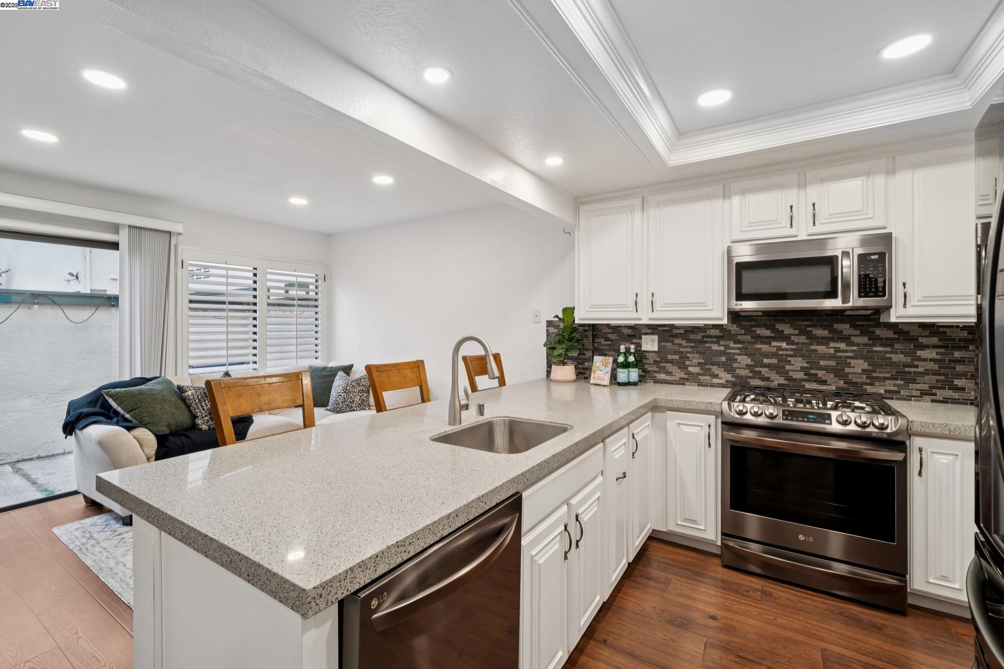 Detail Gallery Image 8 of 9 For 510 Lagunaria Lane, Alameda,  CA 94502 - 3 Beds | 2/1 Baths