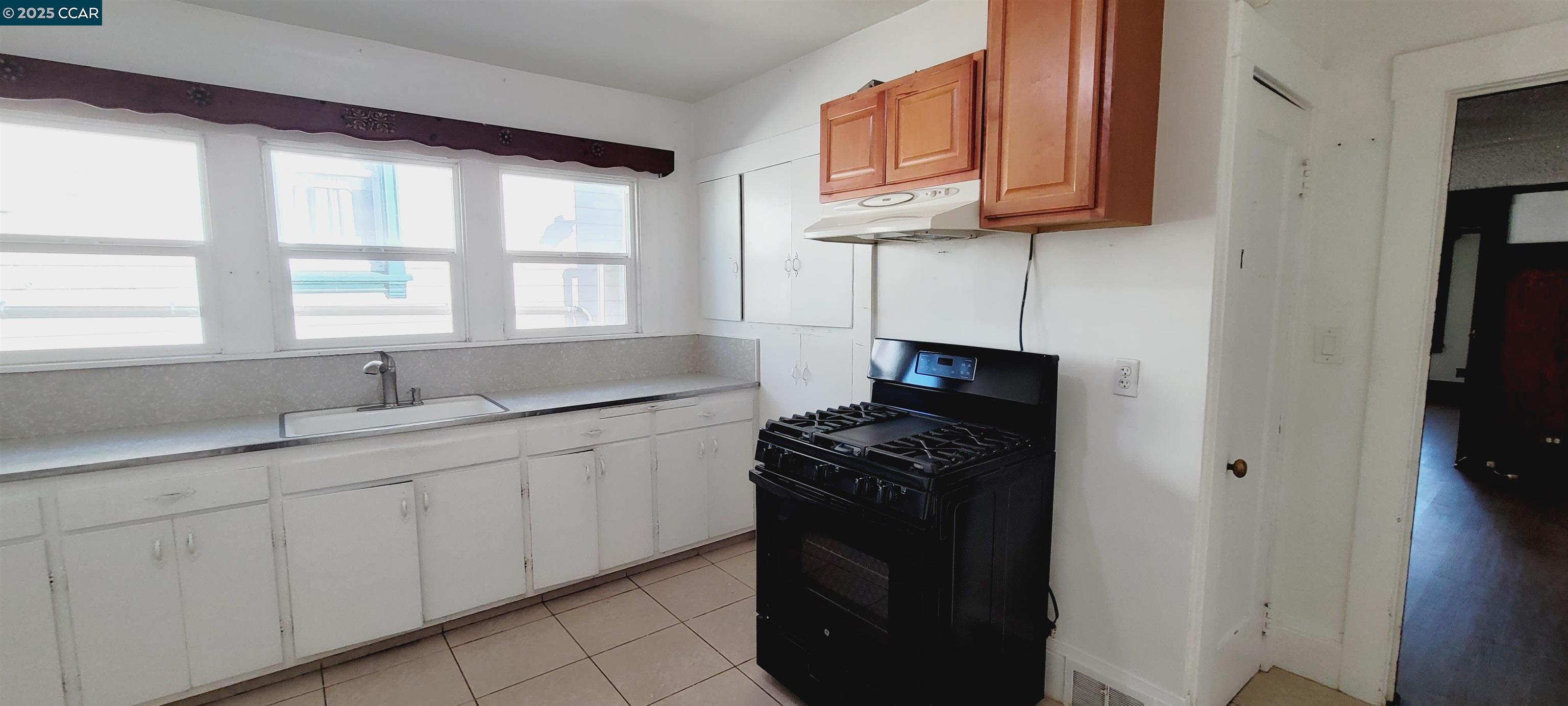 Detail Gallery Image 4 of 34 For 3300 E 17th St, Oakland,  CA 94601 - 4 Beds | 2 Baths