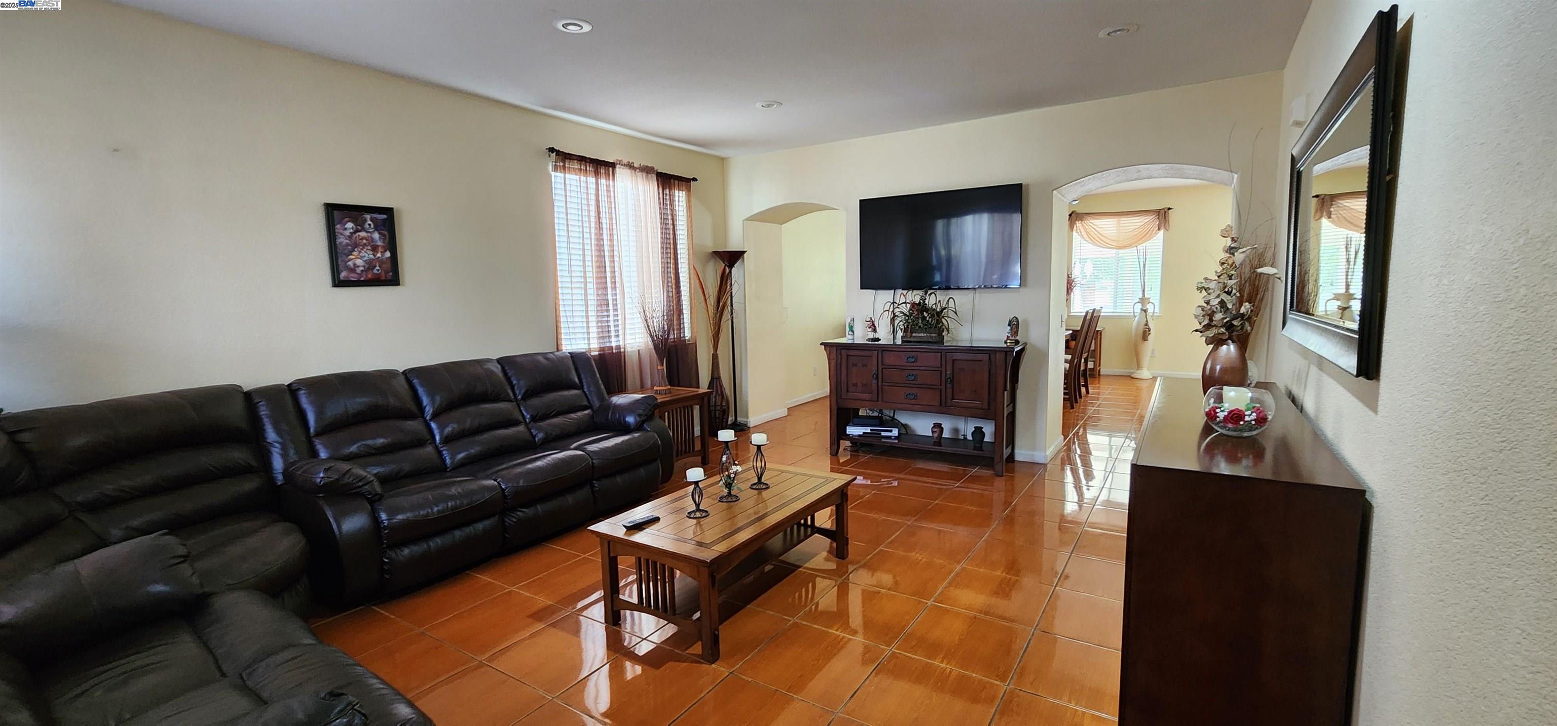 Detail Gallery Image 5 of 8 For 4150 Degas Ct, Stockton,  CA 95206 - 3 Beds | 2/1 Baths