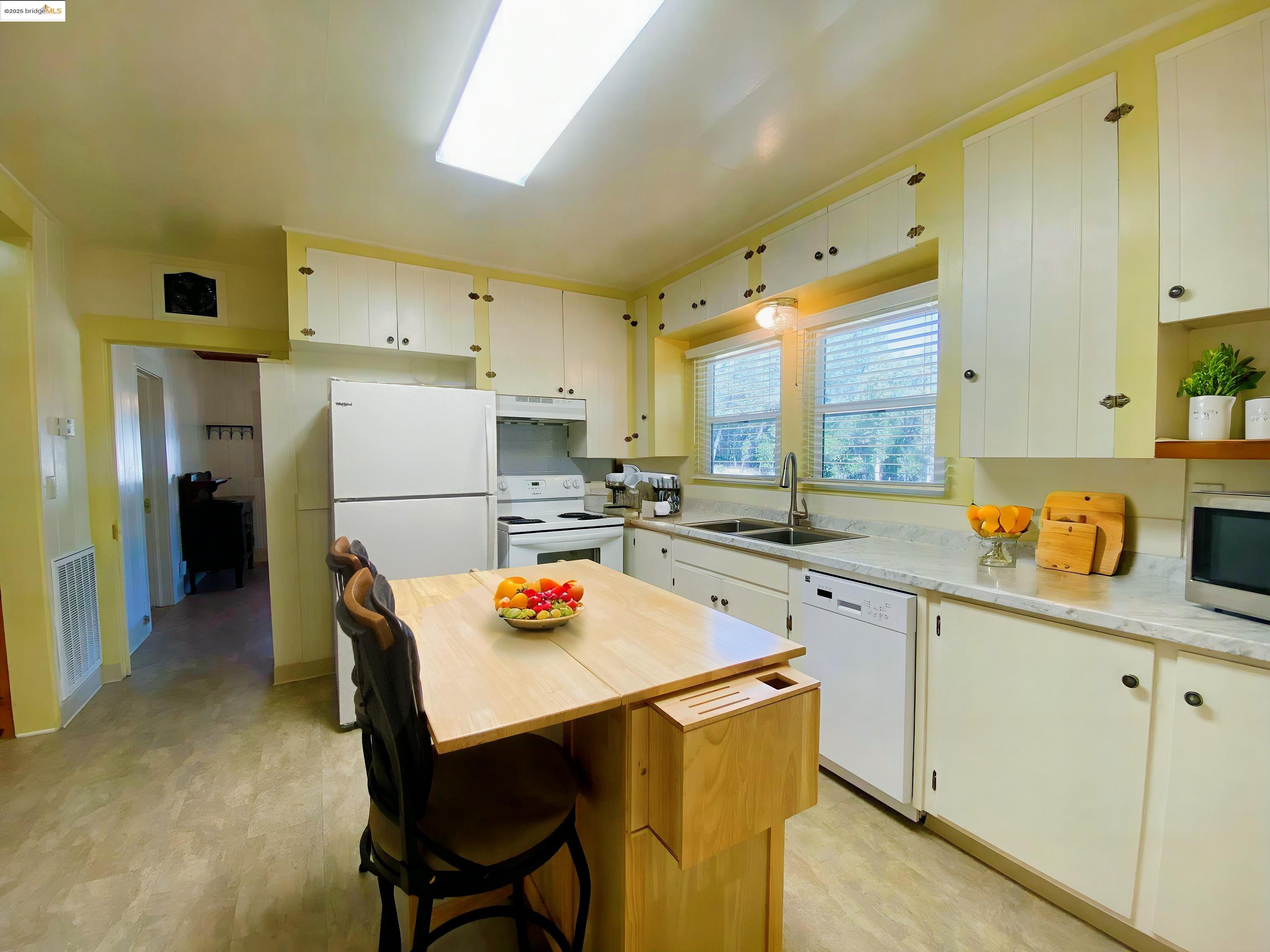 Detail Gallery Image 8 of 21 For 19631 Tuolumne Rd. N, Tuolumne,  CA 95379 - 4 Beds | 2 Baths