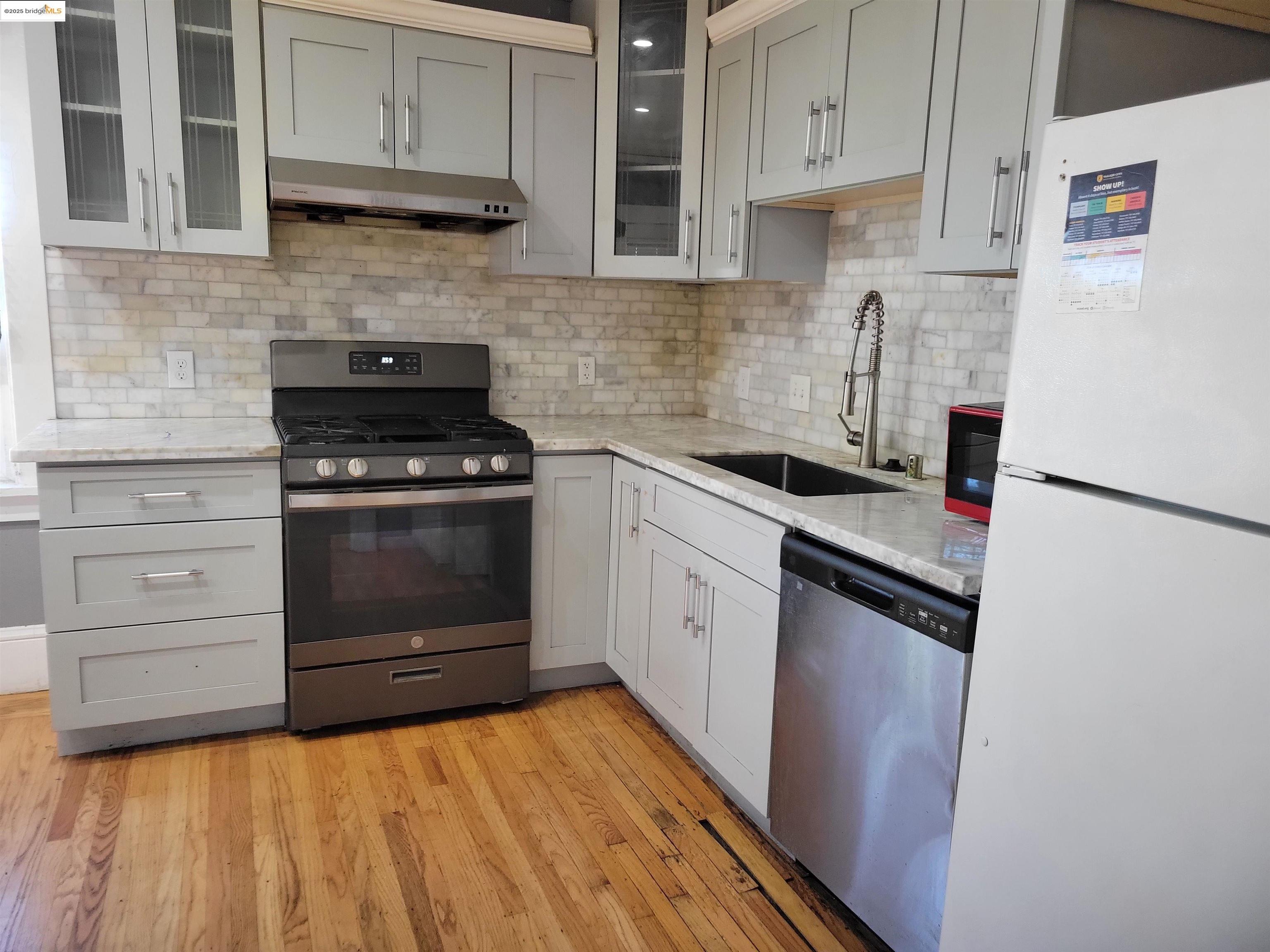 Detail Gallery Image 6 of 15 For 1464 35th Ave, Oakland,  CA 94601 - 3 Beds | 2 Baths