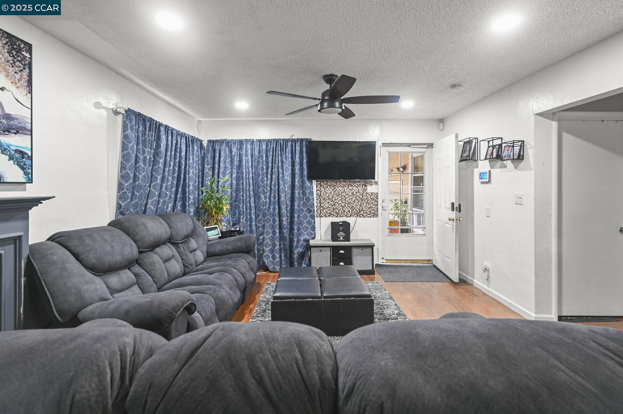 Detail Gallery Image 4 of 26 For 1954 N 6th St, Concord,  CA 94519 - 3 Beds | 2 Baths