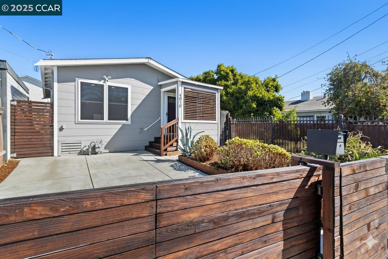 Detail Gallery Image 2 of 27 For 4010 Masterson St, Oakland,  CA 94619 - 2 Beds | 2 Baths