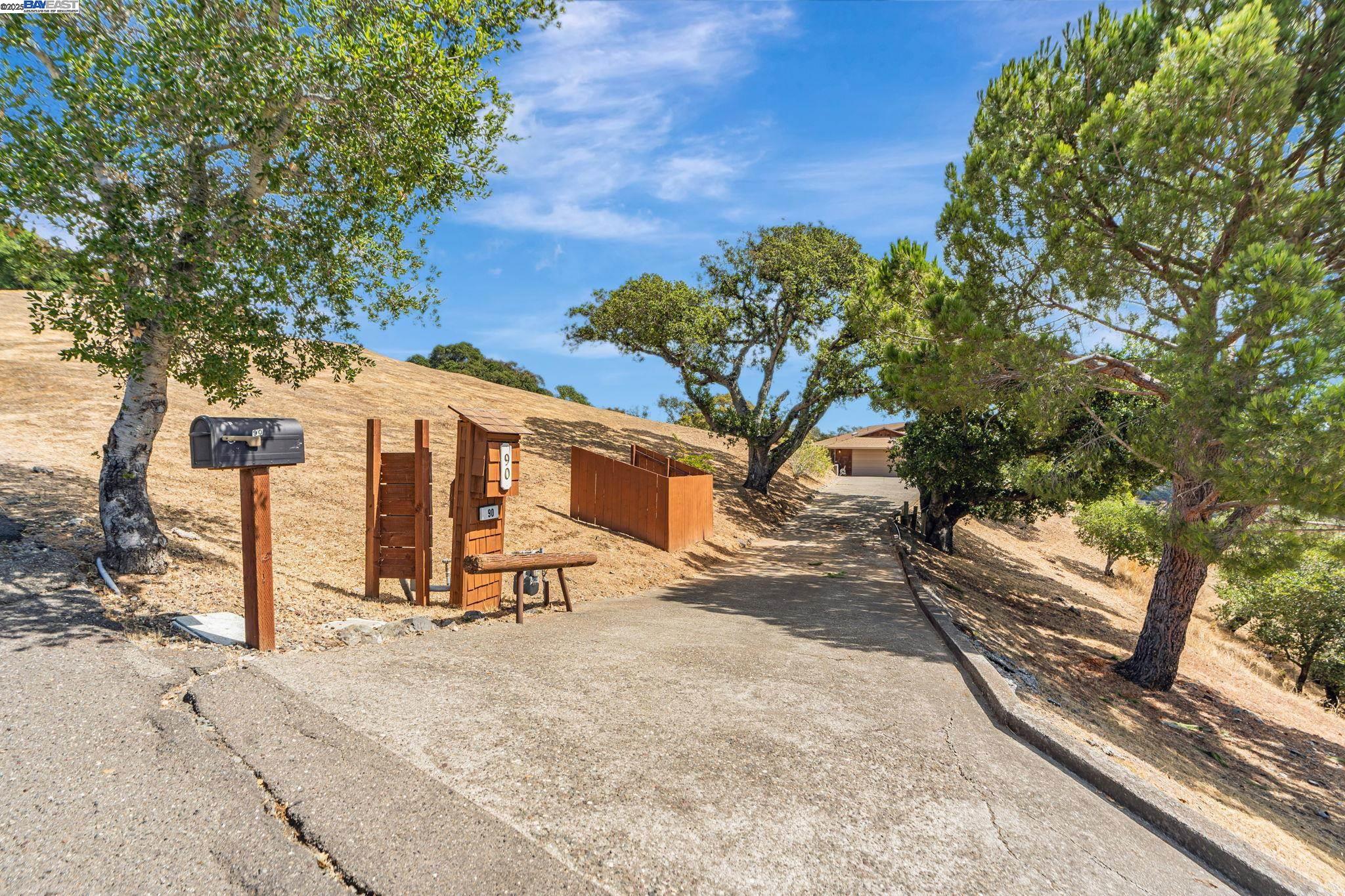 Detail Gallery Image 2 of 50 For 90 Robinhood Dr, Novato,  CA 94945 - 3 Beds | 2/1 Baths