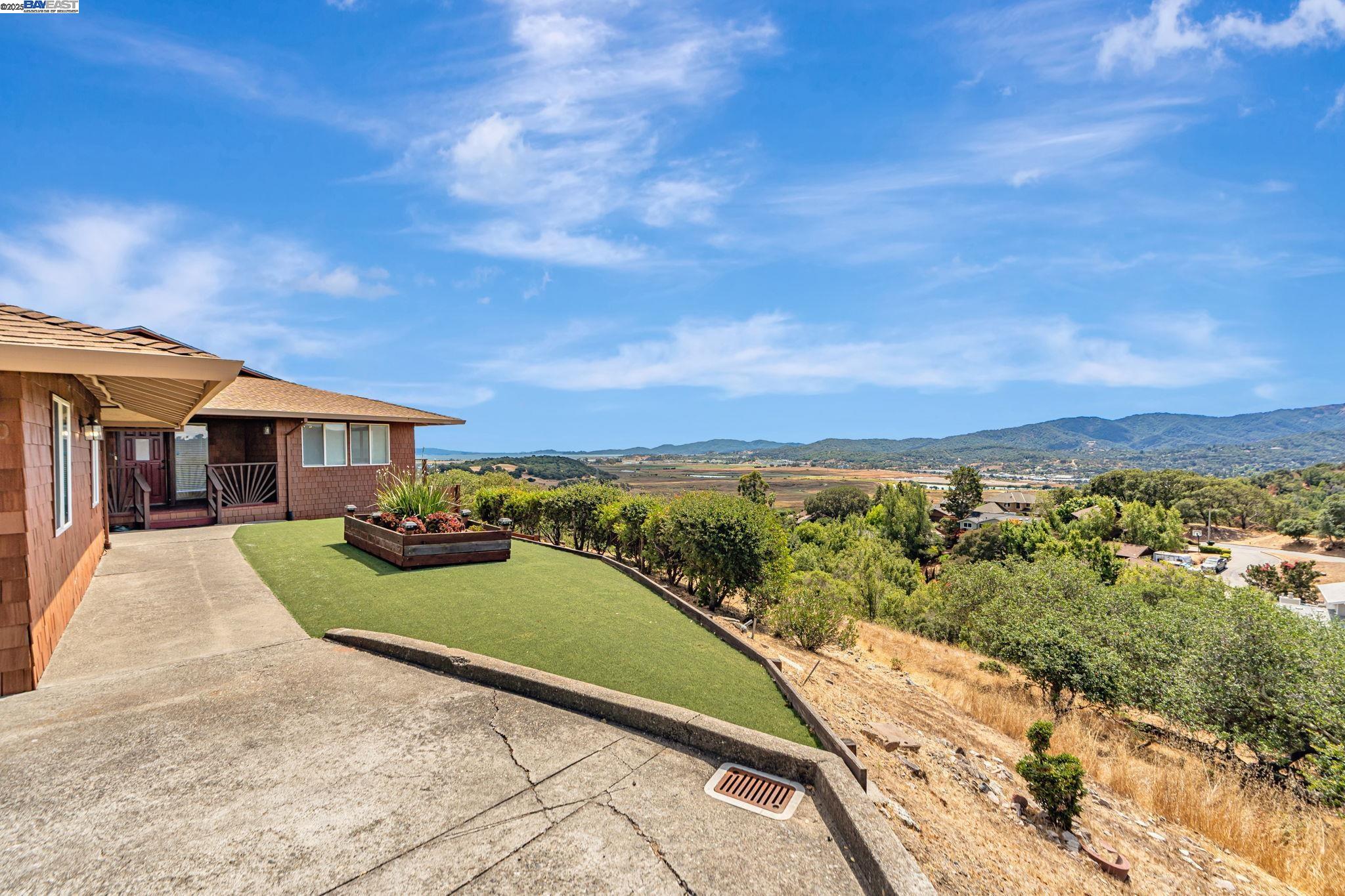 Detail Gallery Image 4 of 50 For 90 Robinhood Dr, Novato,  CA 94945 - 3 Beds | 2/1 Baths