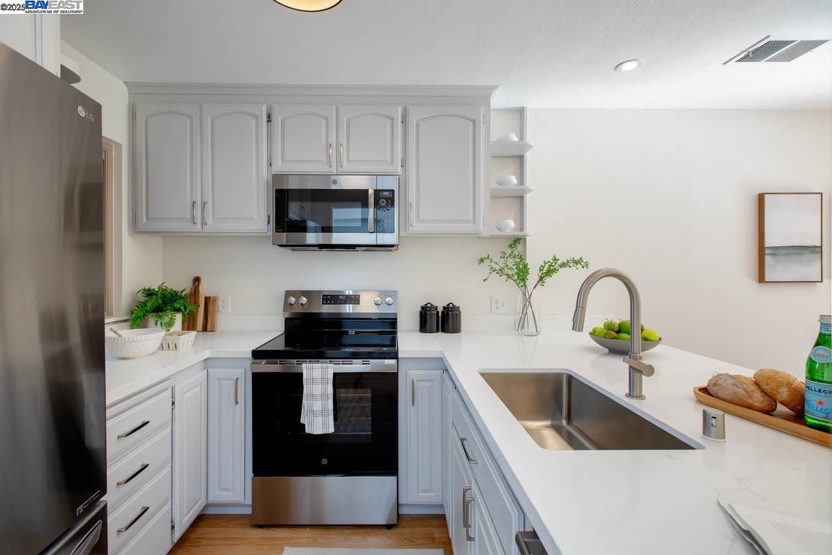 Detail Gallery Image 21 of 60 For 3308 Fir Ave, Alameda,  CA 94502 - 2 Beds | 1/1 Baths