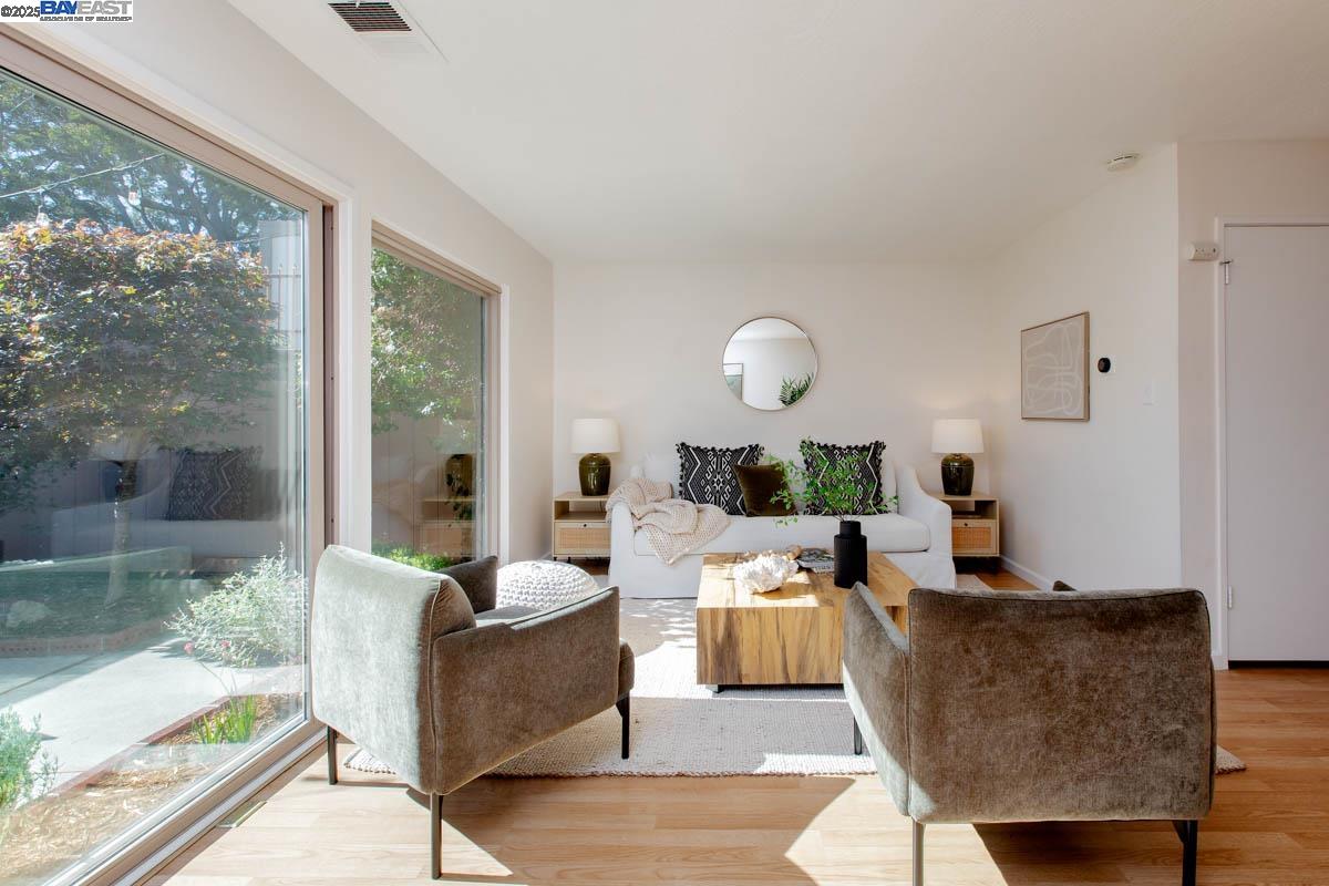 Detail Gallery Image 7 of 60 For 3308 Fir Ave, Alameda,  CA 94502 - 2 Beds | 1/1 Baths