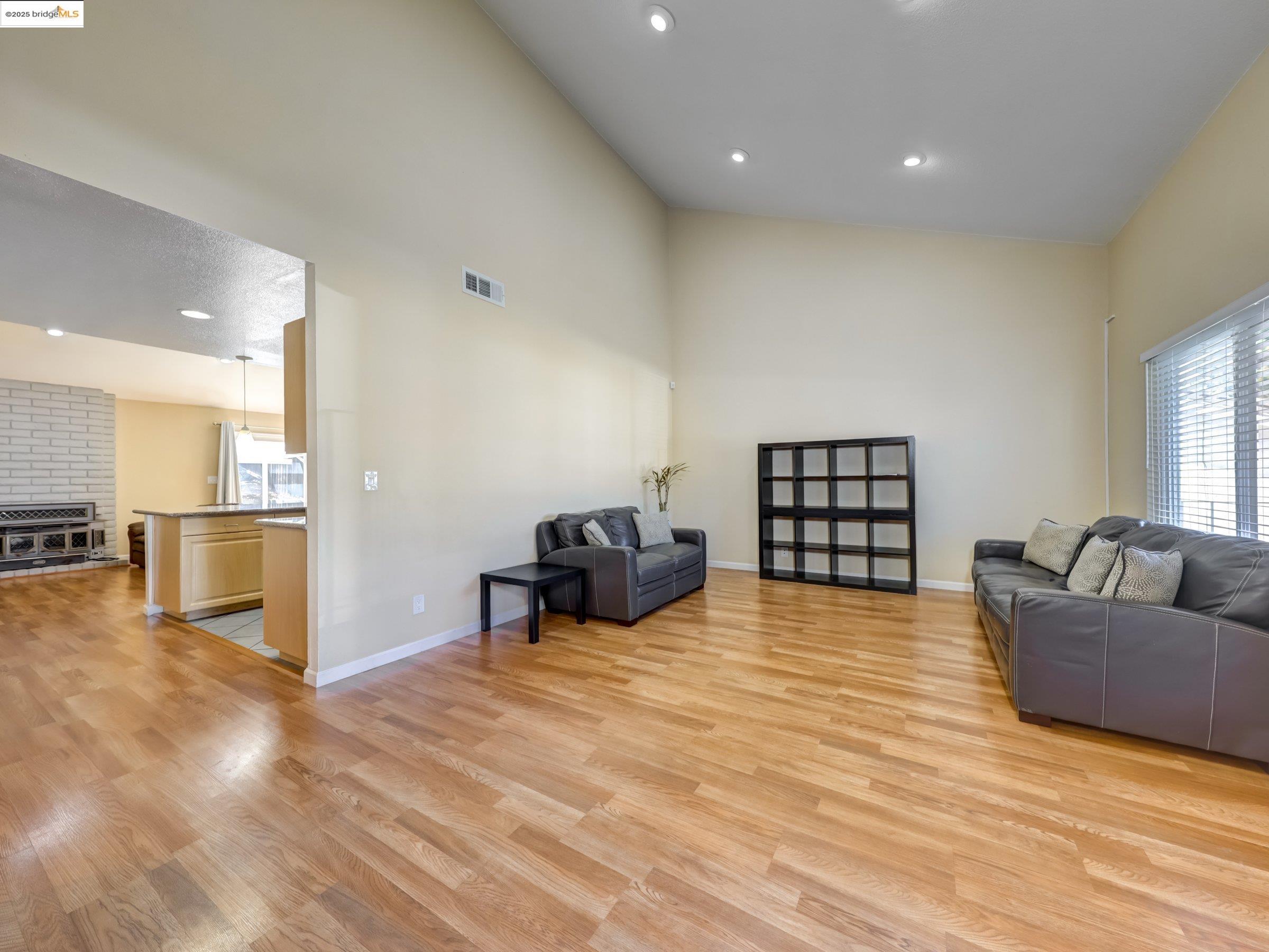 Detail Gallery Image 5 of 40 For 1208 Pinecrest Dr, Concord,  CA 94521 - 3 Beds | 2 Baths