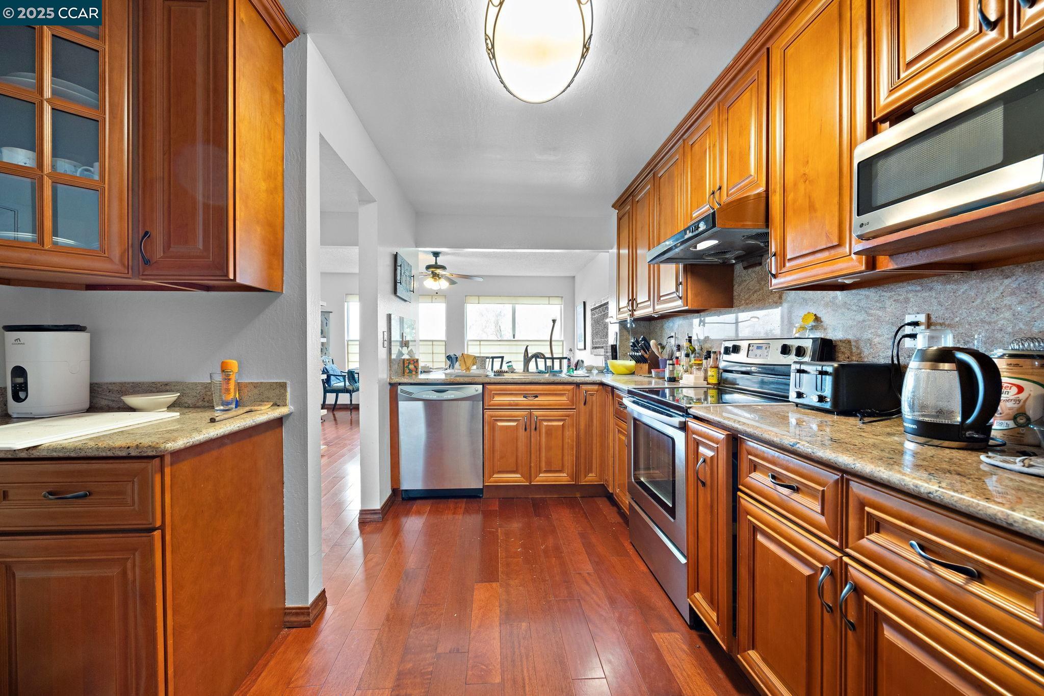 Detail Gallery Image 2 of 44 For 624 Primrose Ter, Pinole,  CA 94564 - 3 Beds | 2/1 Baths