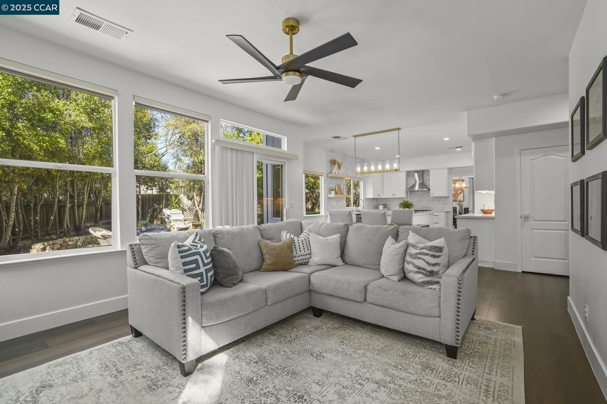 Detail Gallery Image 14 of 33 For 1437 Janet Ln, Concord,  CA 94521 - 4 Beds | 2/1 Baths