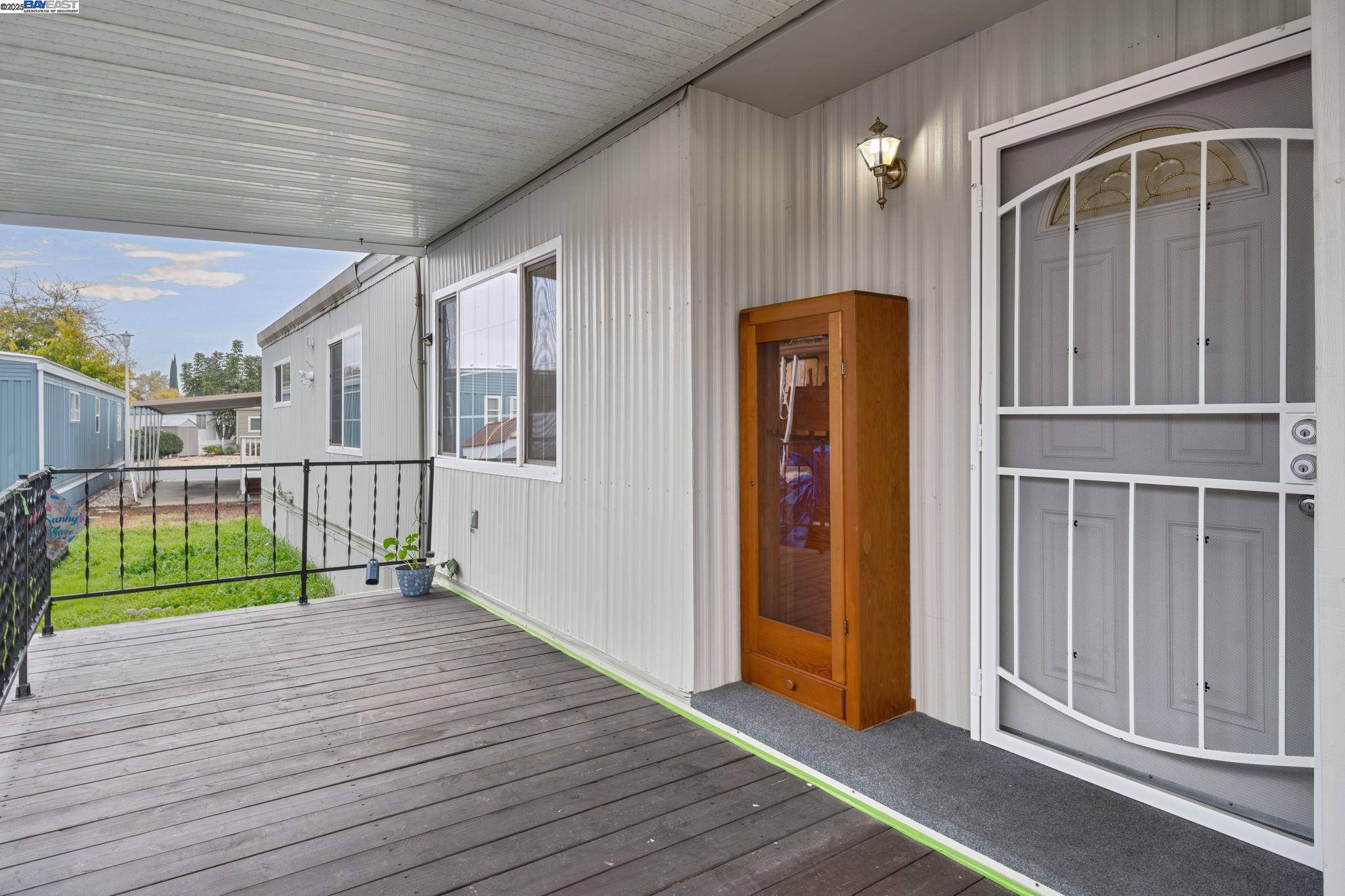 Detail Gallery Image 4 of 52 For 5040 Jackson St. #169,  –,  CA 95660 - 3 Beds | 2 Baths