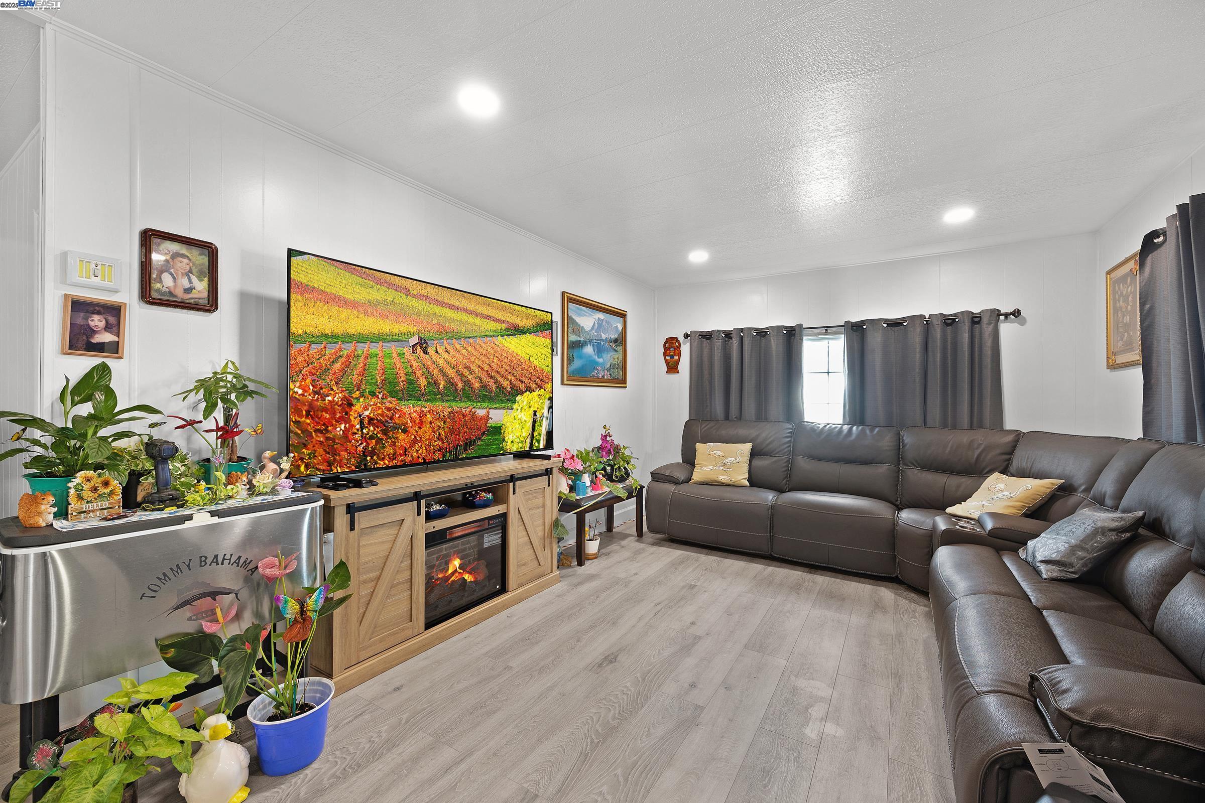 Detail Gallery Image 6 of 52 For 5040 Jackson St. #169,  –,  CA 95660 - 3 Beds | 2 Baths