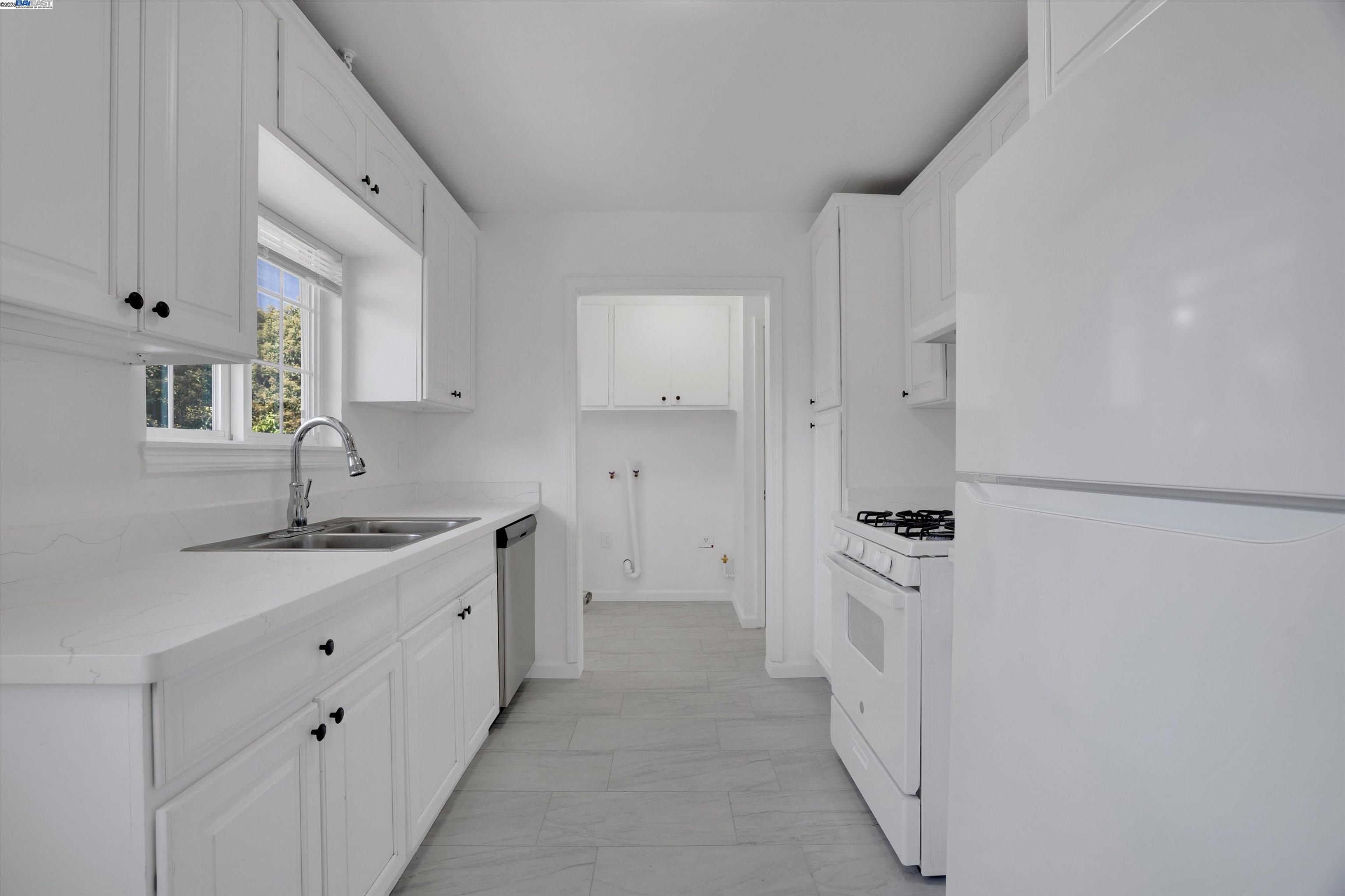 Detail Gallery Image 12 of 30 For 60 Railroad Ave, Rodeo,  CA 94572 - 5 Beds | 2 Baths