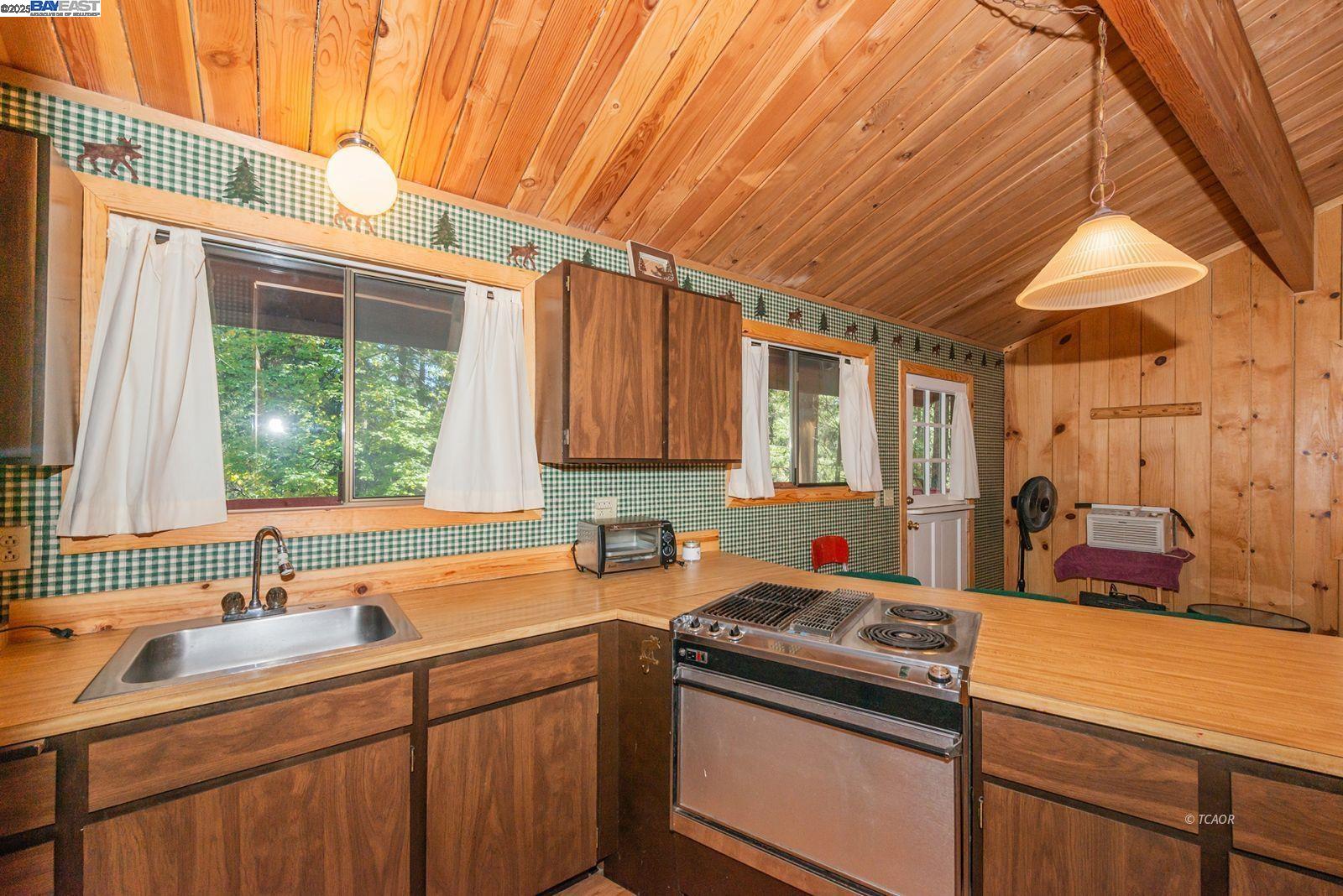 Detail Gallery Image 12 of 43 For 761 Lake Forest Dr., Trinity Center,  CA 96091 - 2 Beds | 1 Baths