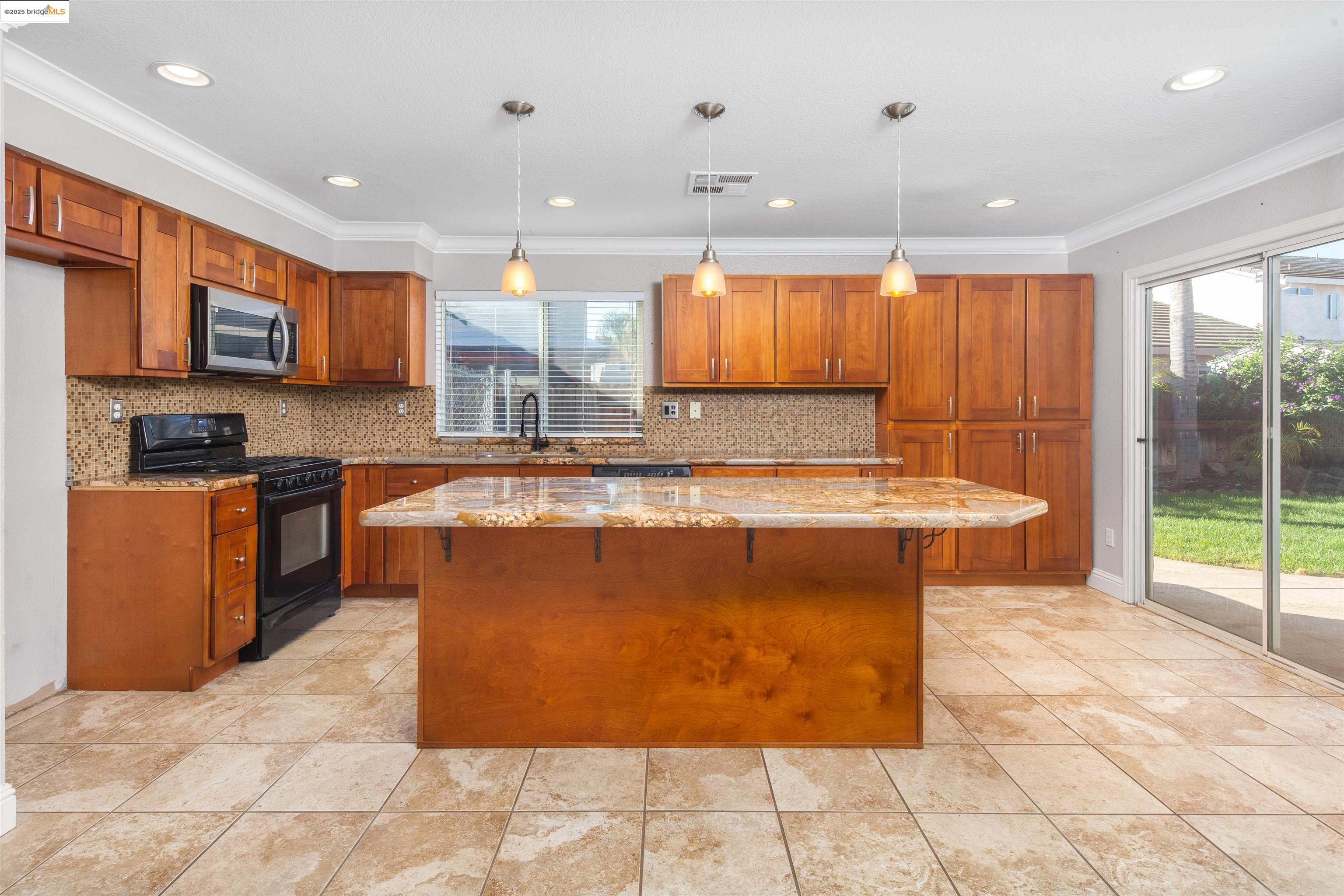 Detail Gallery Image 5 of 31 For 3965 Regatta Dr, Discovery Bay,  CA 94505 - 5 Beds | 3 Baths