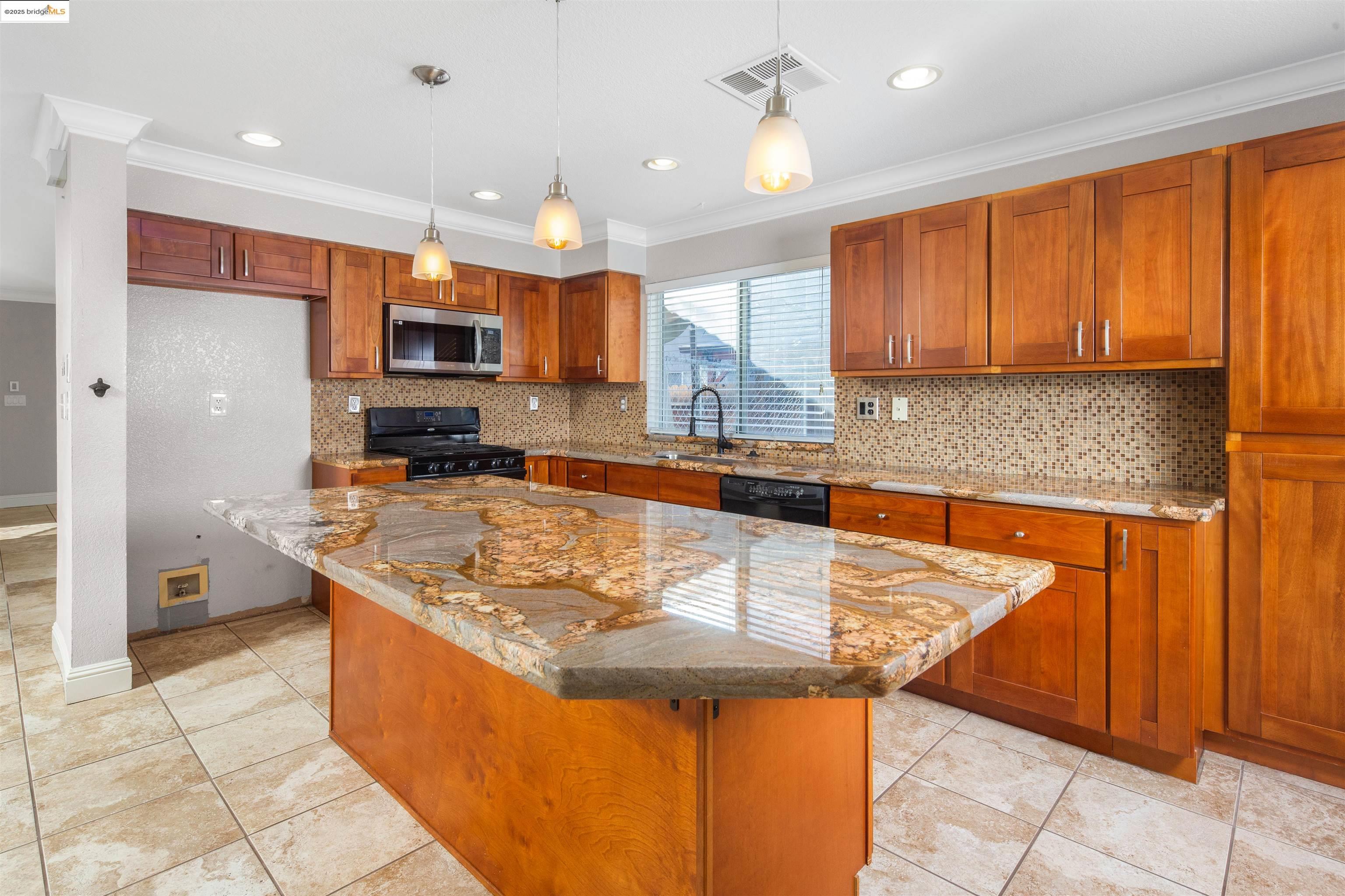 Detail Gallery Image 6 of 31 For 3965 Regatta Dr, Discovery Bay,  CA 94505 - 5 Beds | 3 Baths