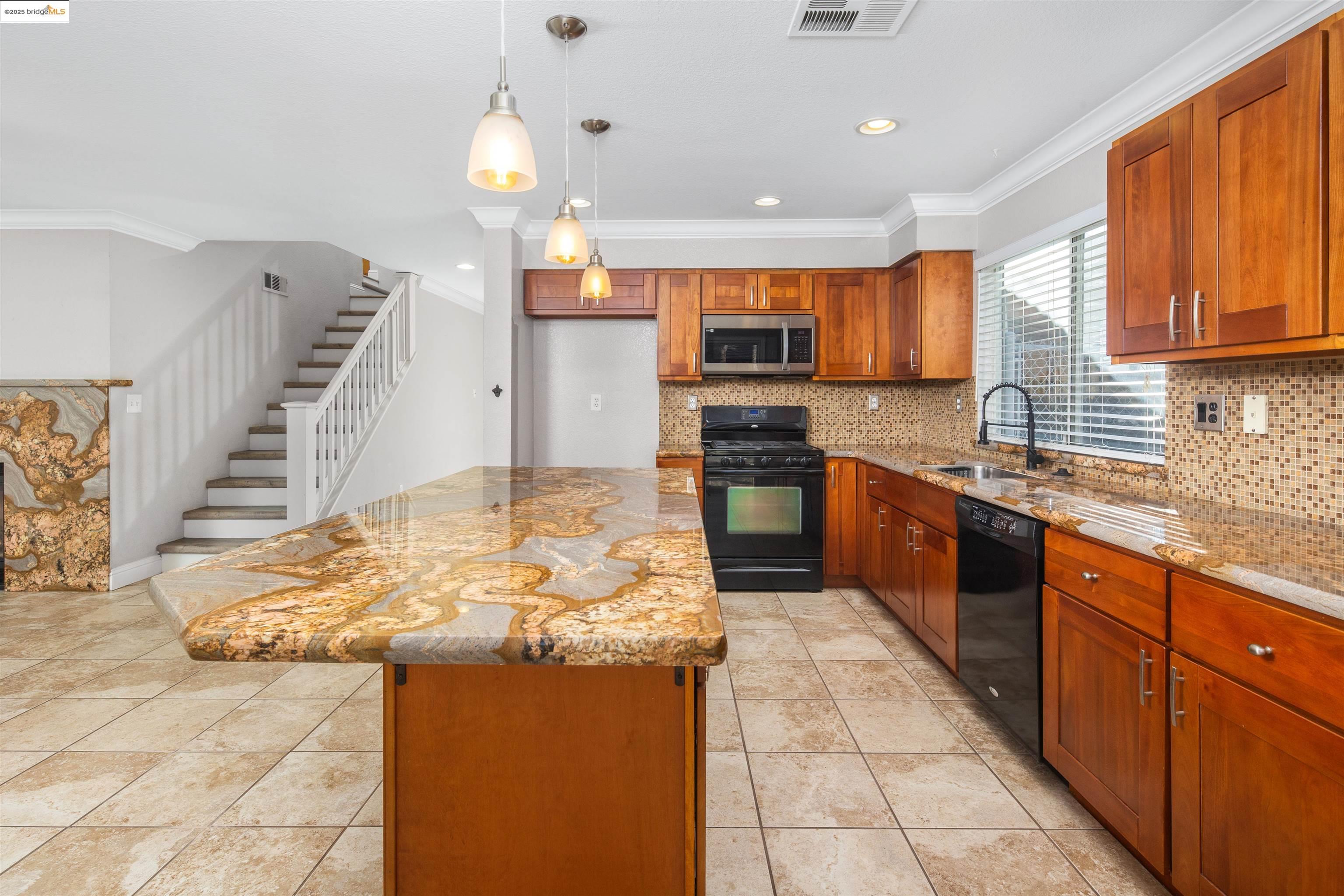 Detail Gallery Image 7 of 31 For 3965 Regatta Dr, Discovery Bay,  CA 94505 - 5 Beds | 3 Baths