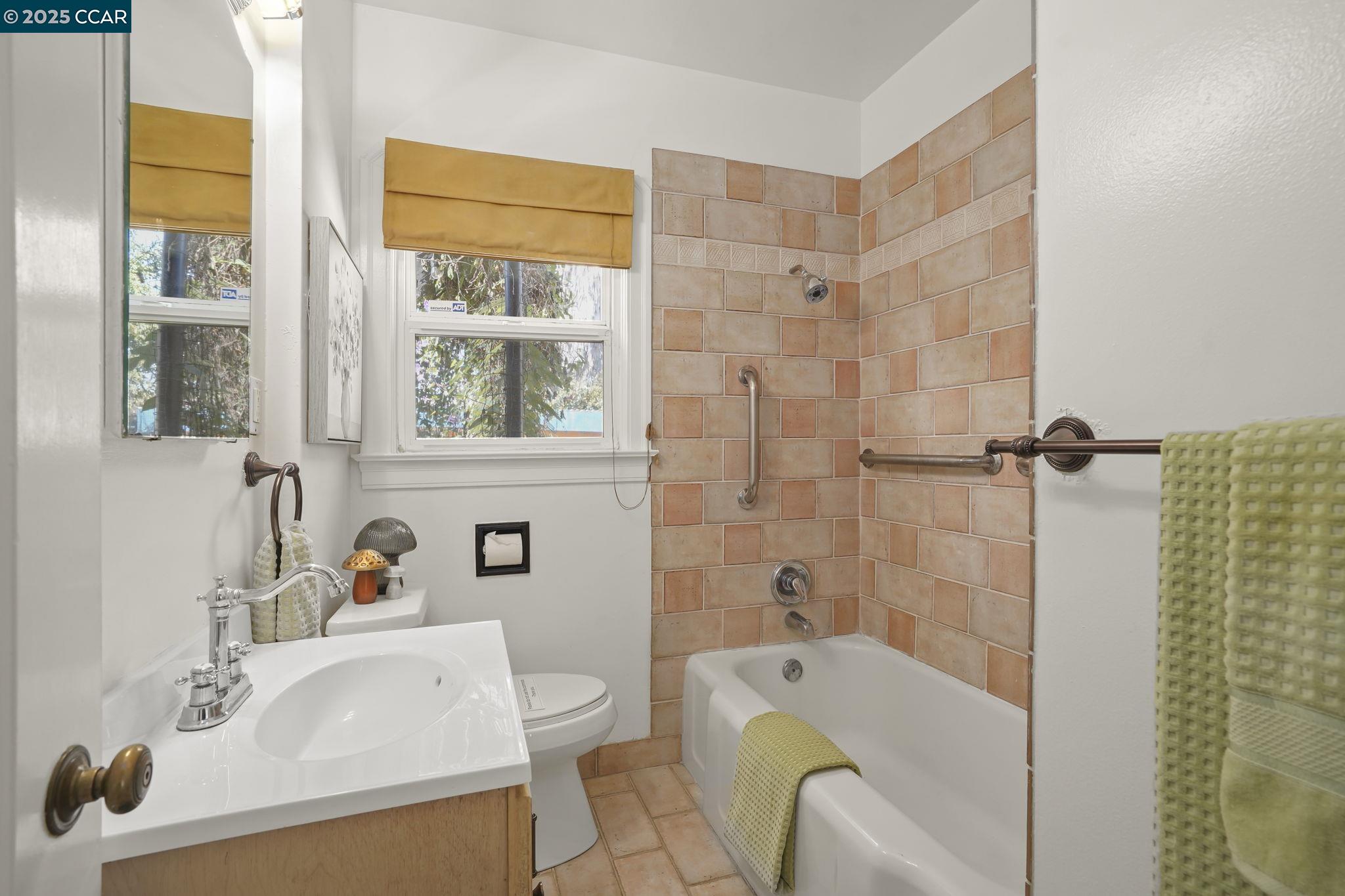 Detail Gallery Image 10 of 20 For 111 Phelan Ave, Vallejo,  CA 94590 - 2 Beds | 1 Baths