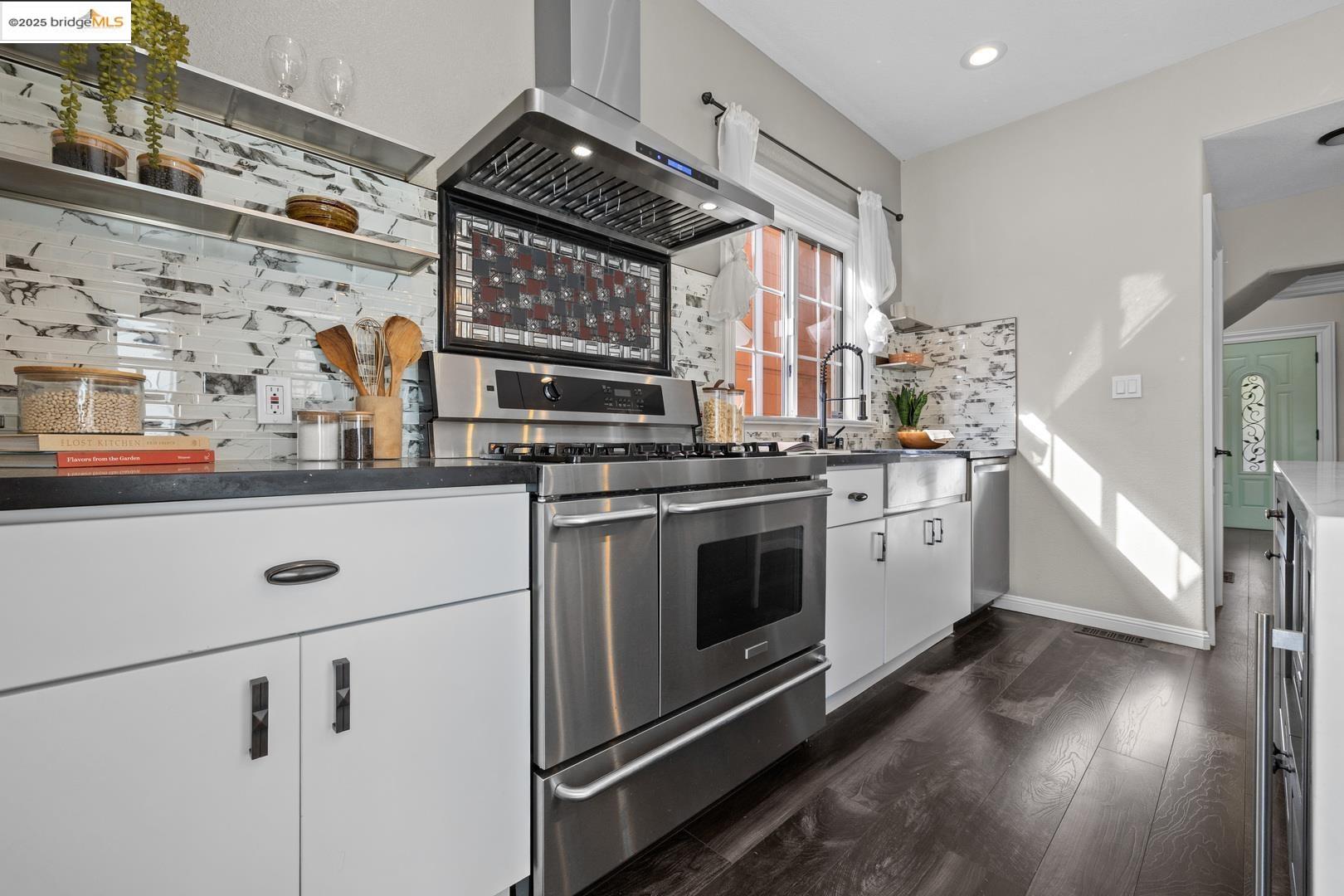 Detail Gallery Image 14 of 40 For 891 61st St, Oakland,  CA 94608 - 4 Beds | 2/1 Baths