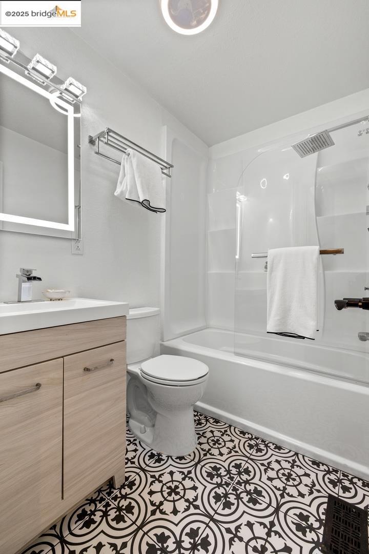 Detail Gallery Image 19 of 40 For 891 61st St, Oakland,  CA 94608 - 4 Beds | 2/1 Baths