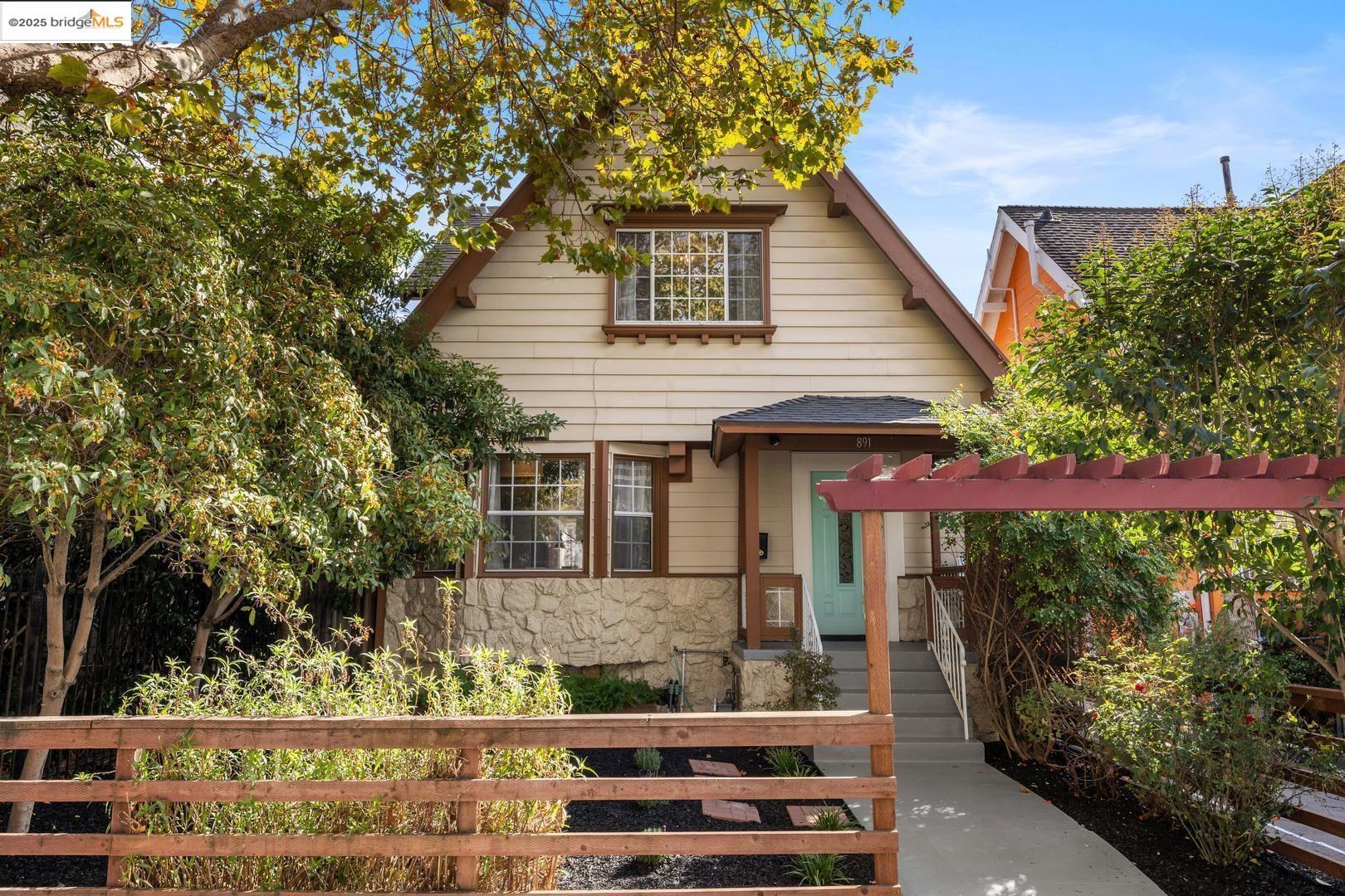 Detail Gallery Image 3 of 40 For 891 61st St, Oakland,  CA 94608 - 4 Beds | 2/1 Baths