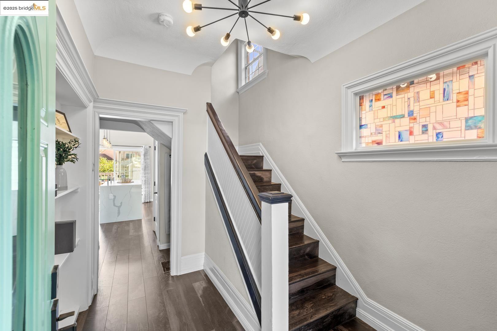 Detail Gallery Image 5 of 40 For 891 61st St, Oakland,  CA 94608 - 4 Beds | 2/1 Baths