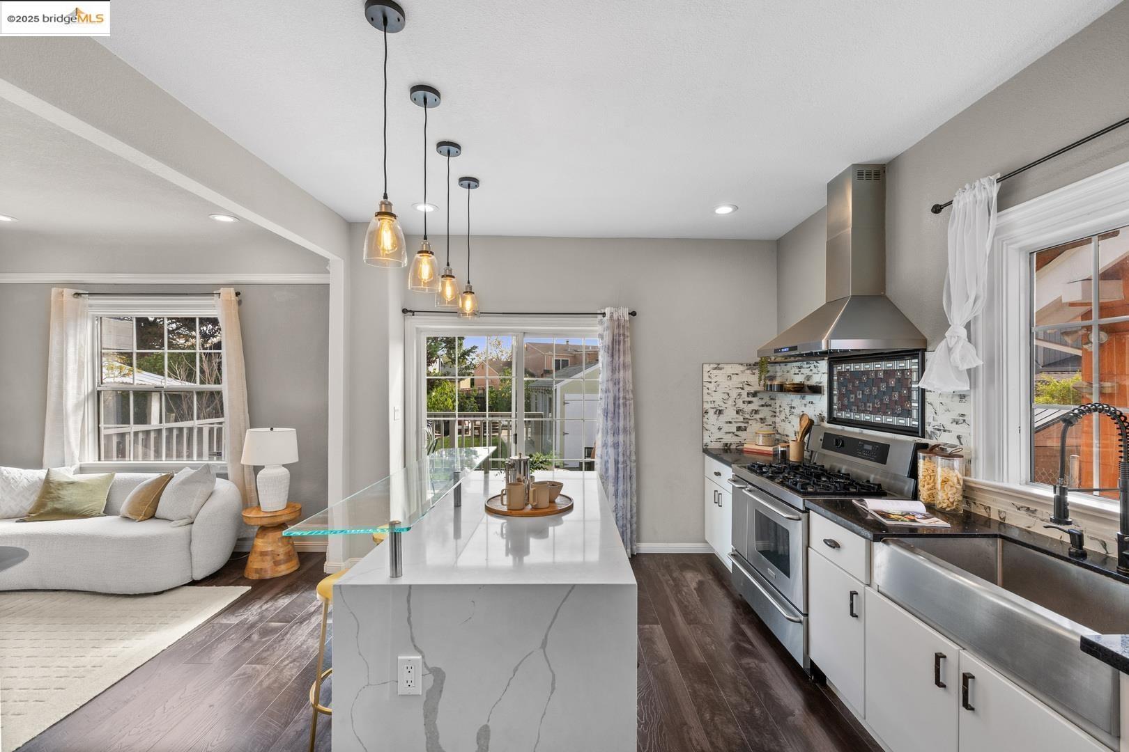 Detail Gallery Image 6 of 40 For 891 61st St, Oakland,  CA 94608 - 4 Beds | 2/1 Baths