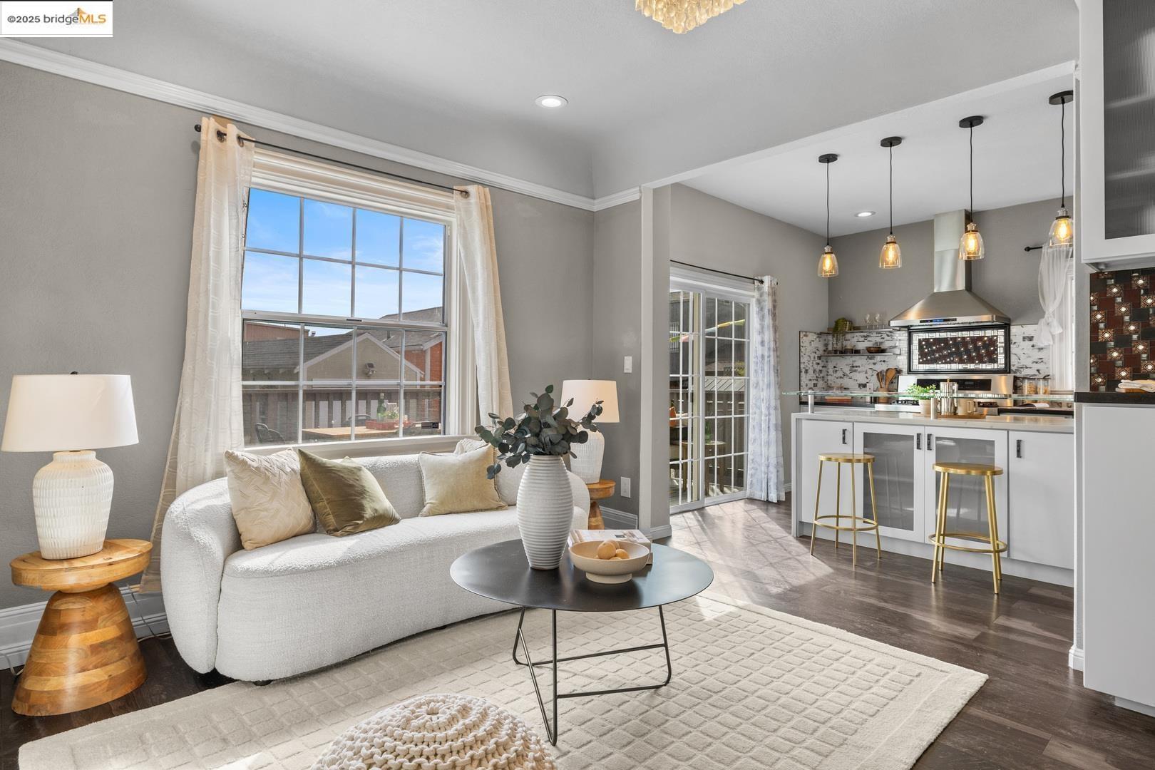 Detail Gallery Image 10 of 40 For 891 61st St, Oakland,  CA 94608 - 4 Beds | 2/1 Baths