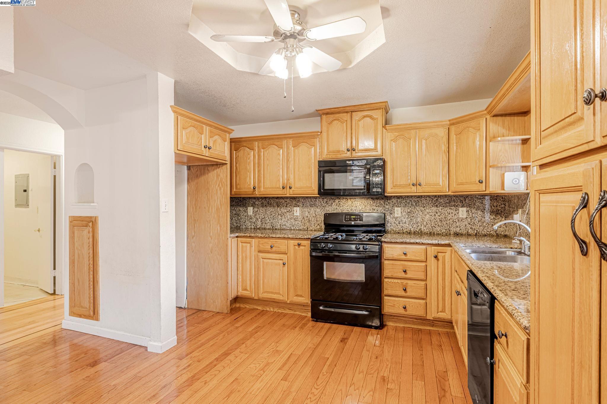 Detail Gallery Image 11 of 35 For 2230 Sol St, Castro Valley,  CA 94578 - 4 Beds | 2/1 Baths