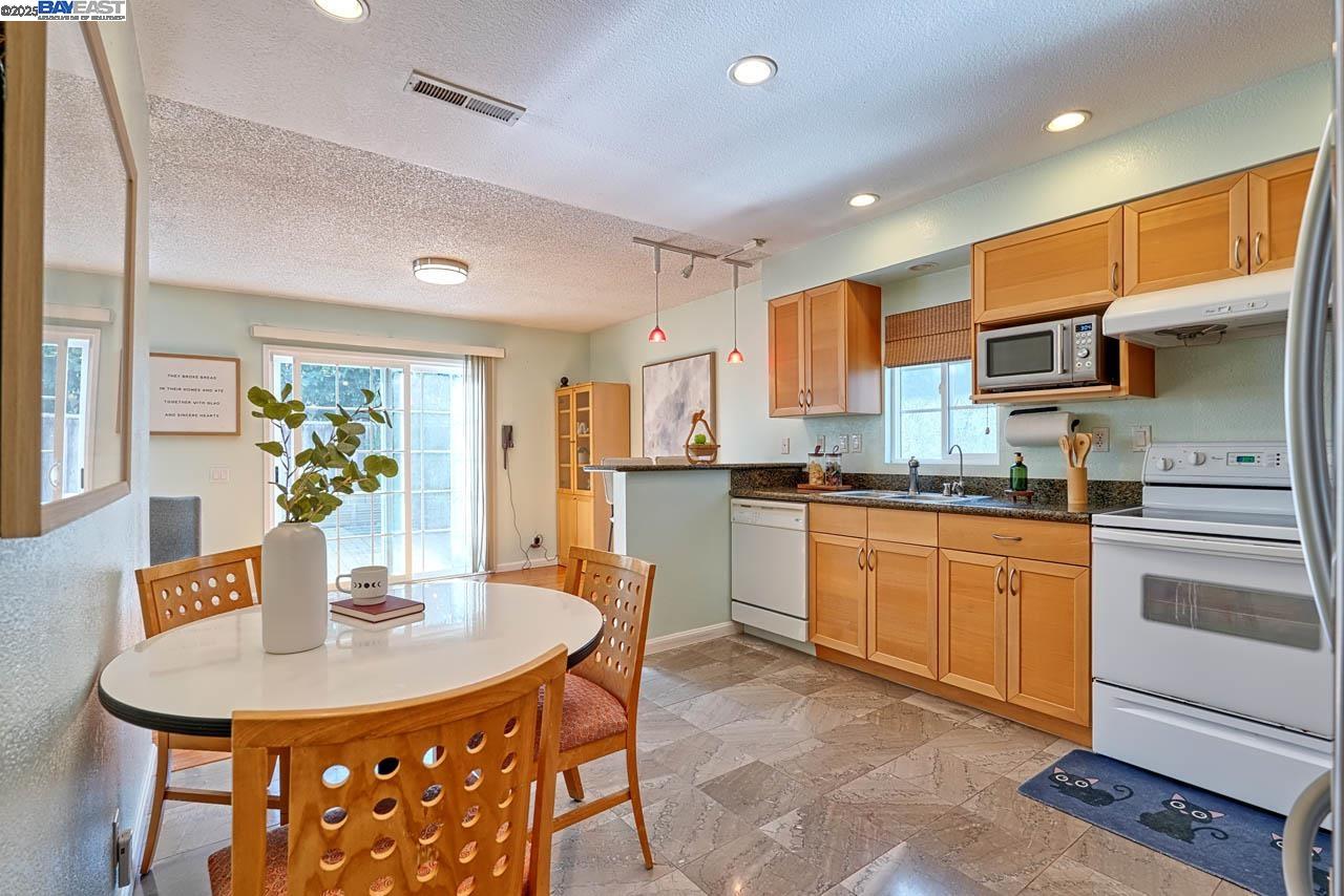 Detail Gallery Image 12 of 36 For 33064 Compton Ct, Union City,  CA 94587 - 4 Beds | 2/1 Baths