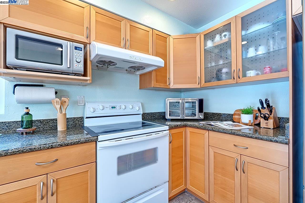 Detail Gallery Image 14 of 36 For 33064 Compton Ct, Union City,  CA 94587 - 4 Beds | 2/1 Baths