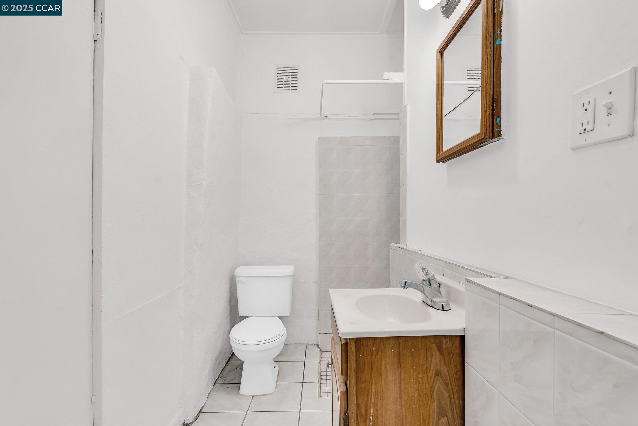 Detail Gallery Image 31 of 45 For 2150 35th Ave, Oakland,  CA 94601 - 5 Beds | 2/2 Baths