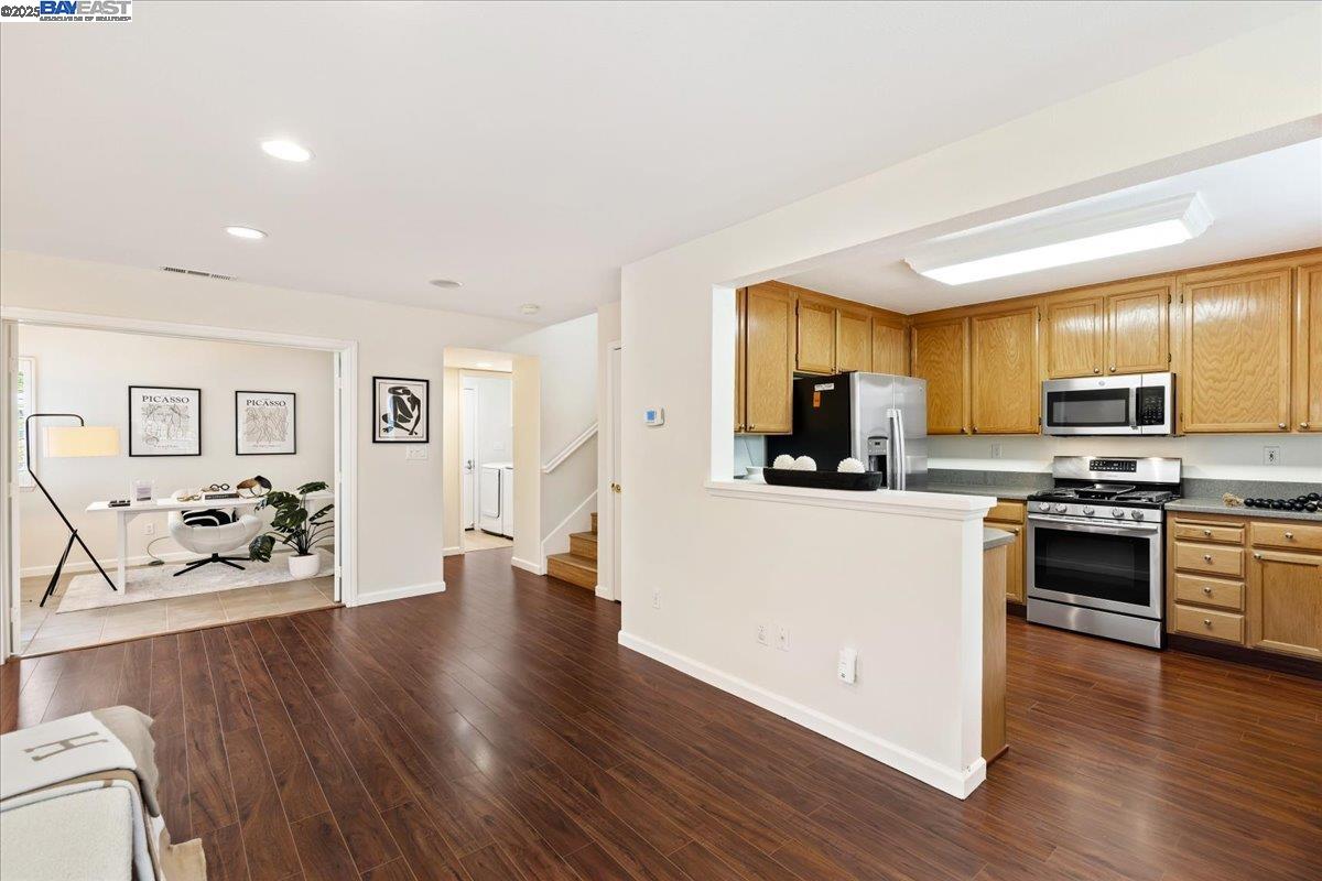 Detail Gallery Image 11 of 26 For 20377 Summerglen Pl, Castro Valley,  CA 94552 - 4 Beds | 3 Baths