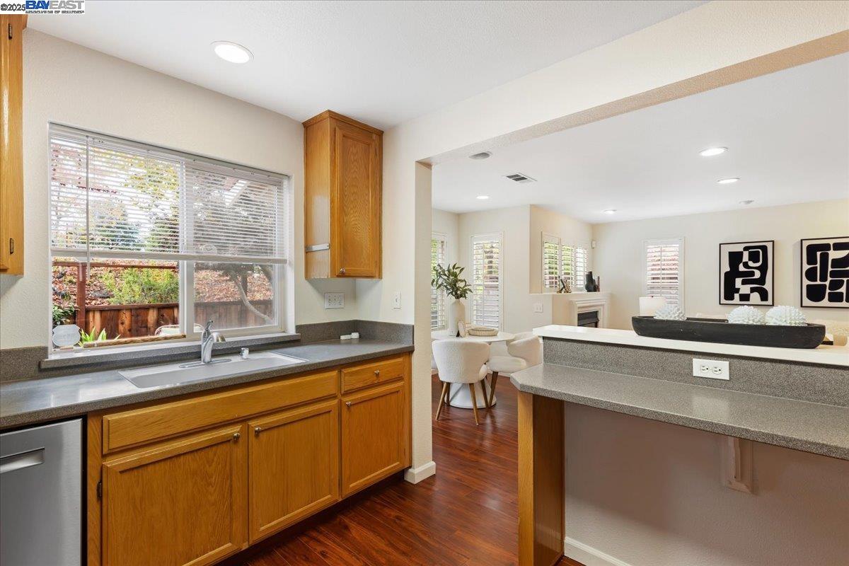 Detail Gallery Image 13 of 26 For 20377 Summerglen Pl, Castro Valley,  CA 94552 - 4 Beds | 3 Baths