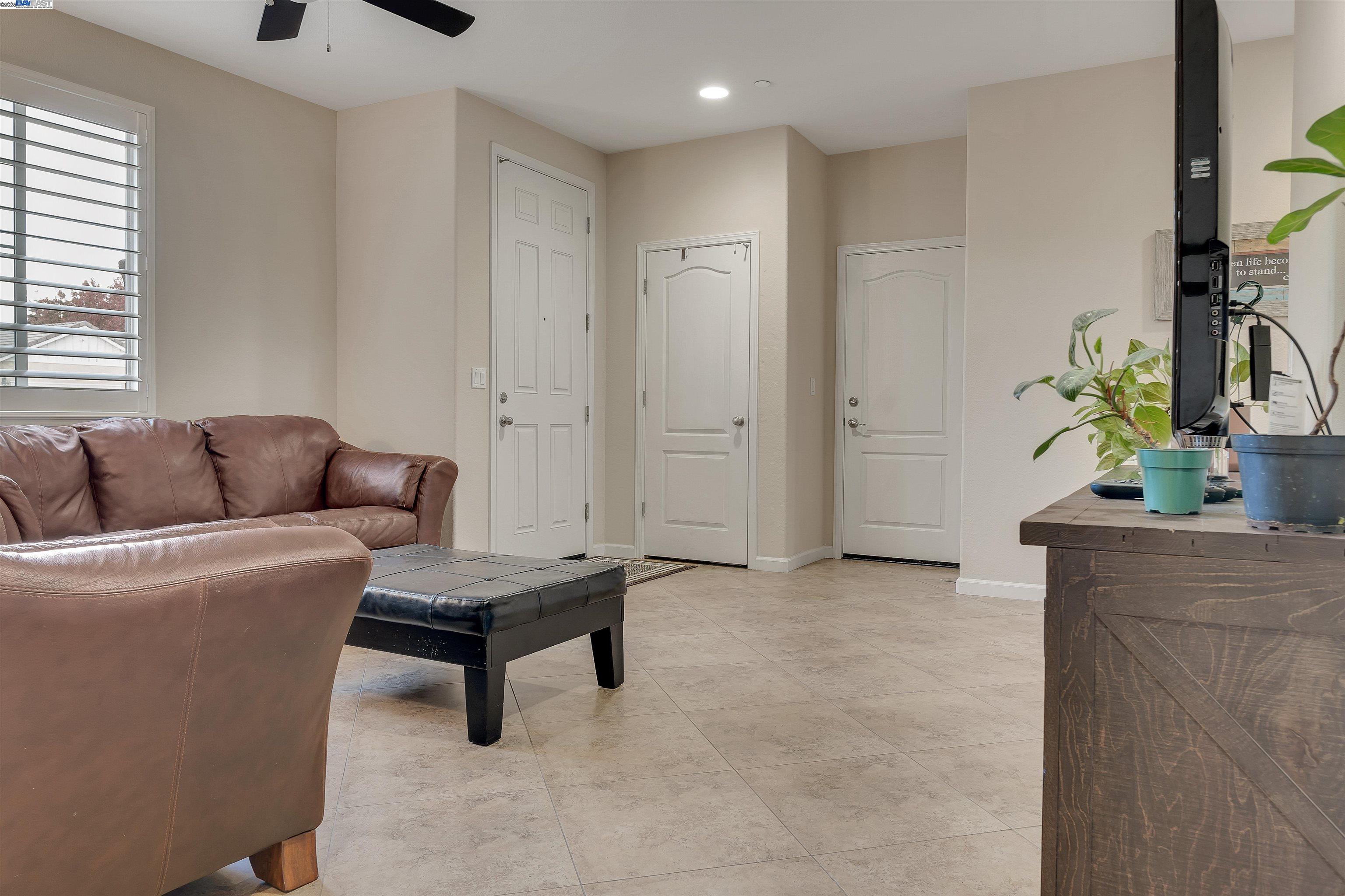 Detail Gallery Image 5 of 25 For 924 Poppy Drive, Brentwood,  CA 94513 - 4 Beds | 2 Baths