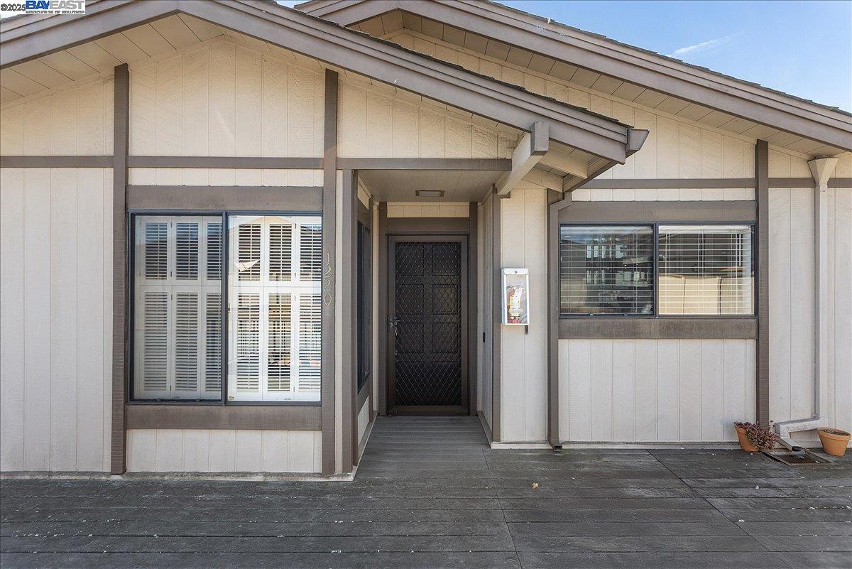 Detail Gallery Image 2 of 35 For 1220 Porta Ballena, Alameda,  CA 94501 - 2 Beds | 2/1 Baths