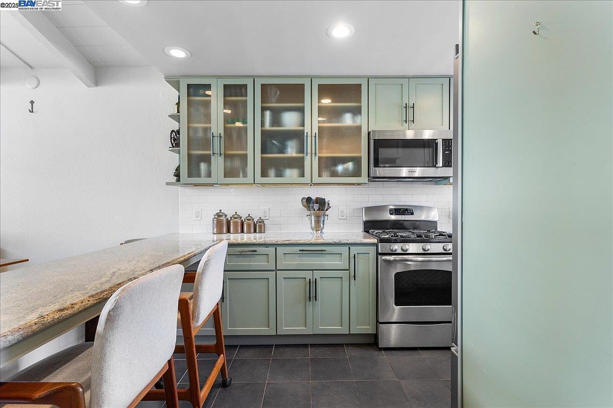 Detail Gallery Image 14 of 35 For 1220 Porta Ballena, Alameda,  CA 94501 - 2 Beds | 2/1 Baths