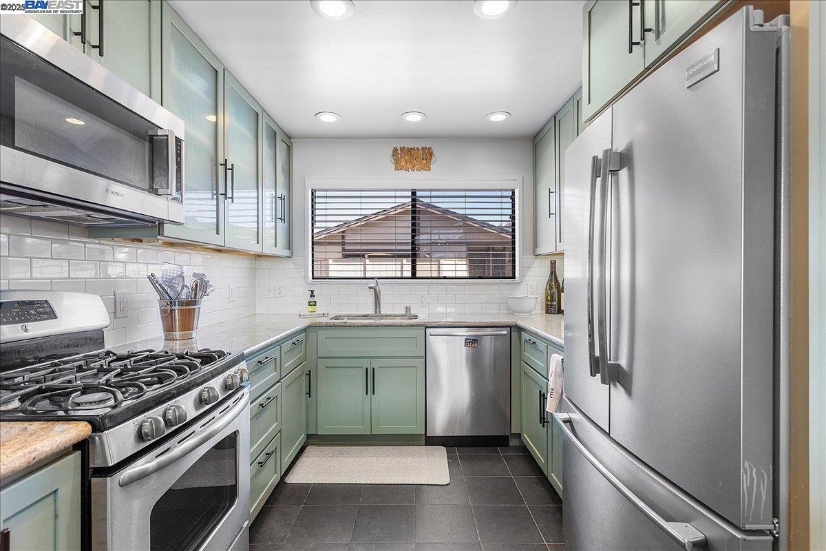 Detail Gallery Image 15 of 35 For 1220 Porta Ballena, Alameda,  CA 94501 - 2 Beds | 2/1 Baths