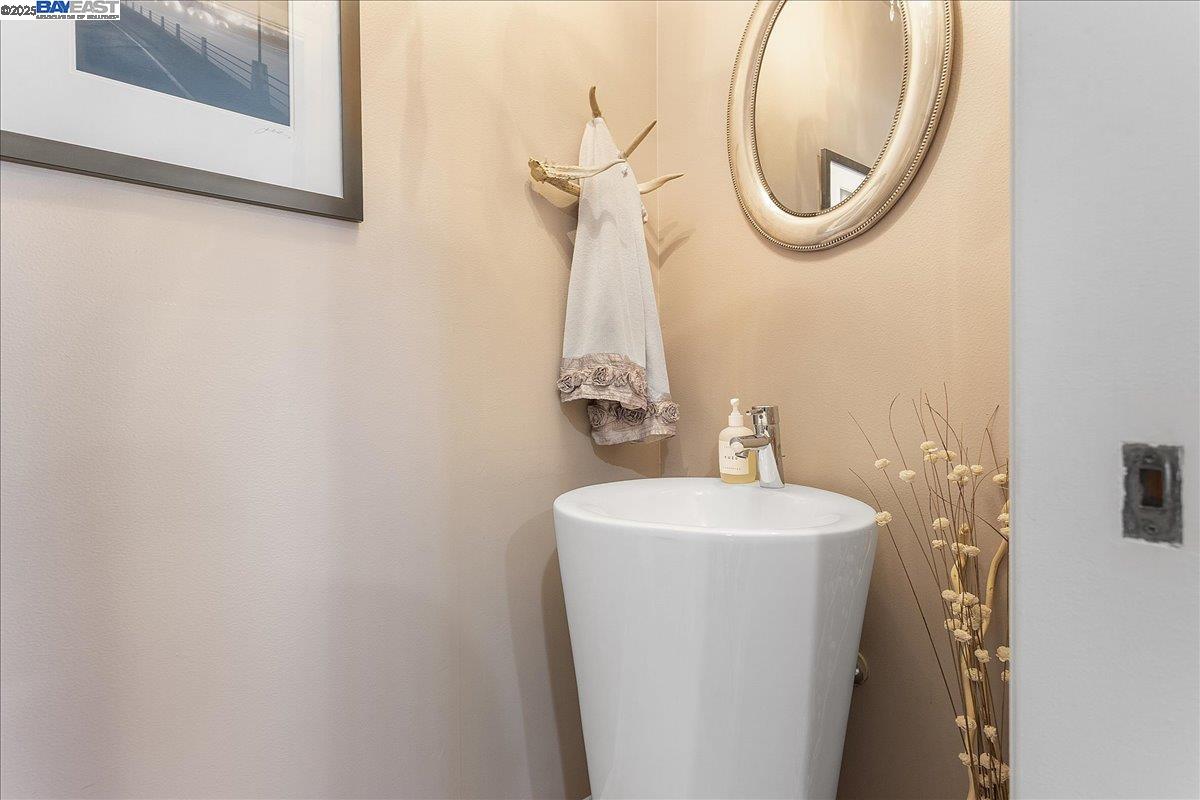 Detail Gallery Image 21 of 35 For 1220 Porta Ballena, Alameda,  CA 94501 - 2 Beds | 2/1 Baths