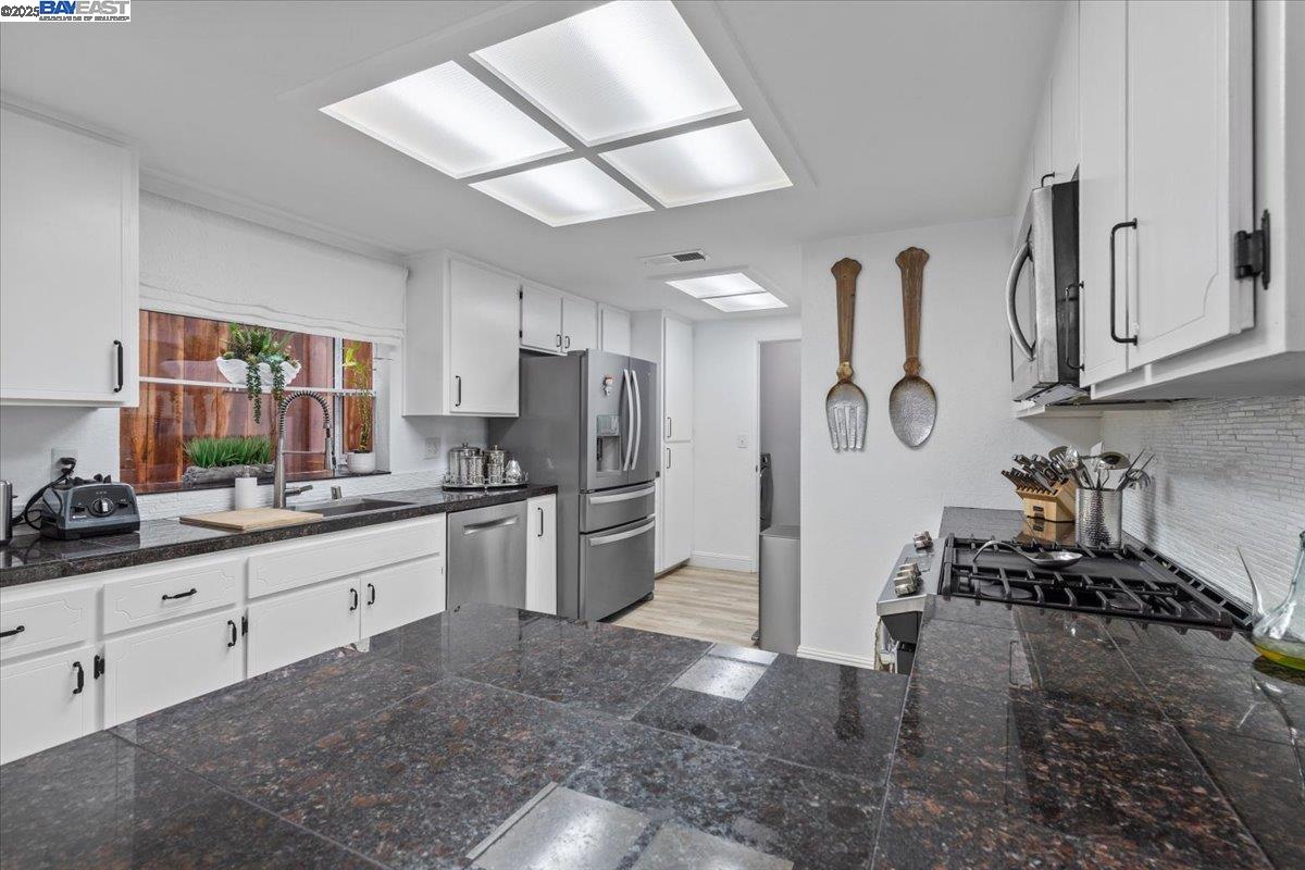 Detail Gallery Image 14 of 44 For 60 W South St, Tracy,  CA 95376 - 3 Beds | 2/1 Baths