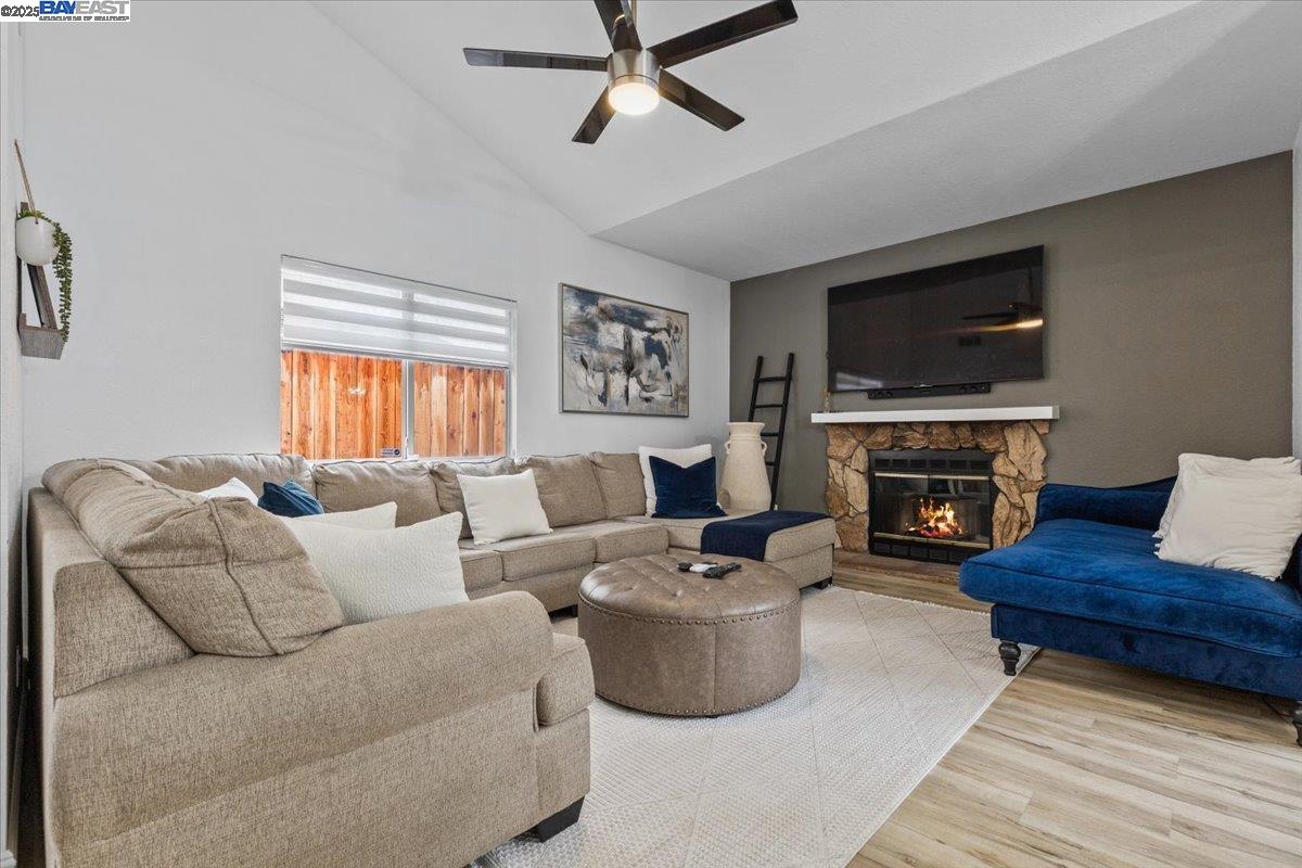 Detail Gallery Image 3 of 44 For 60 W South St, Tracy,  CA 95376 - 3 Beds | 2/1 Baths