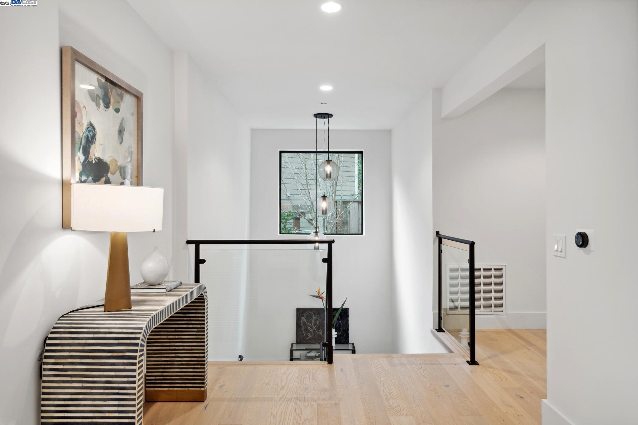 Detail Gallery Image 18 of 45 For 3 West Cir, Oakland,  CA 94611 - 4 Beds | 4/1 Baths